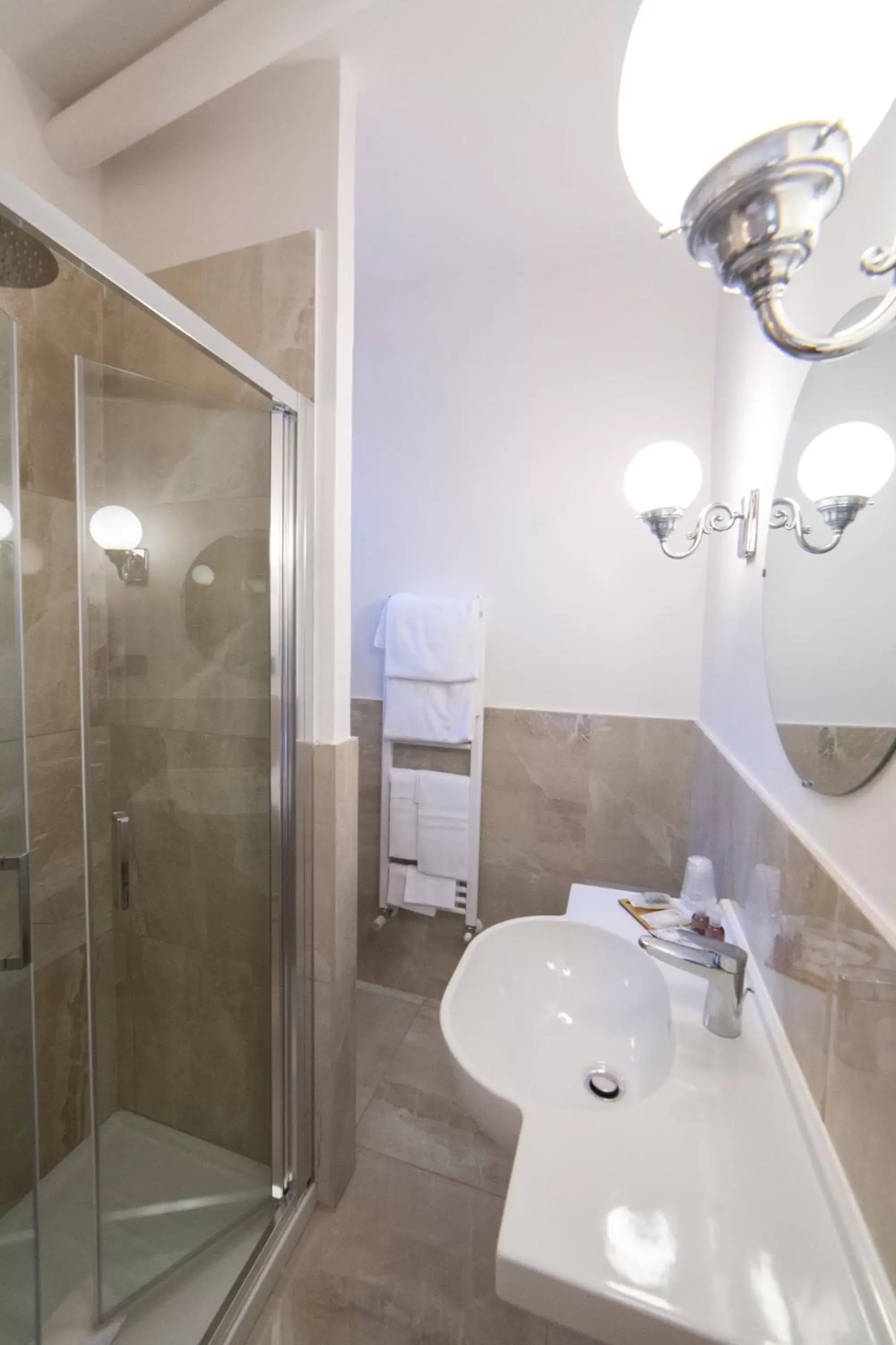 Shower, Bathroom in Hotel Fortuna
