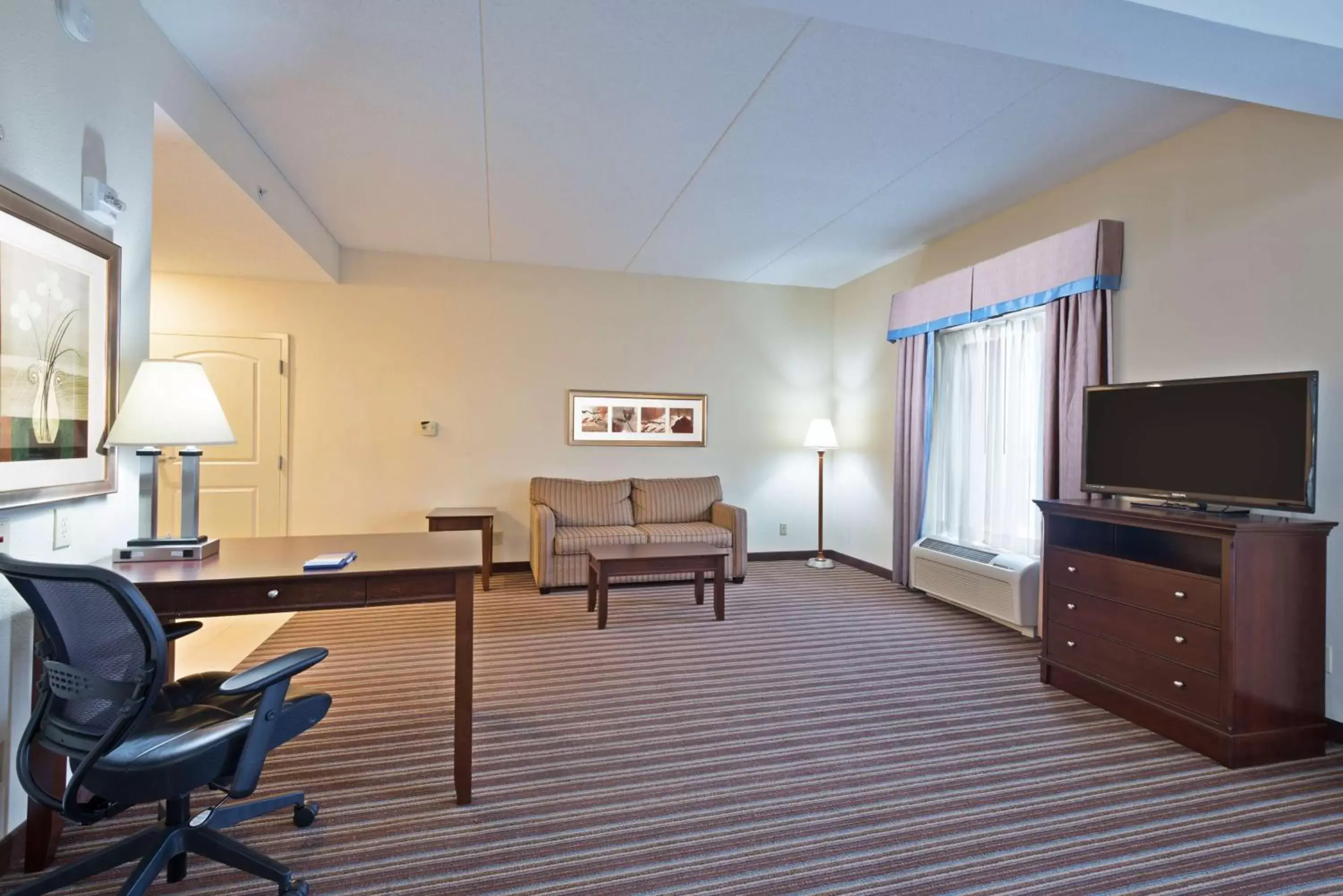 Bed, TV/Entertainment Center in Hampton Inn Gainesville-Haymarket