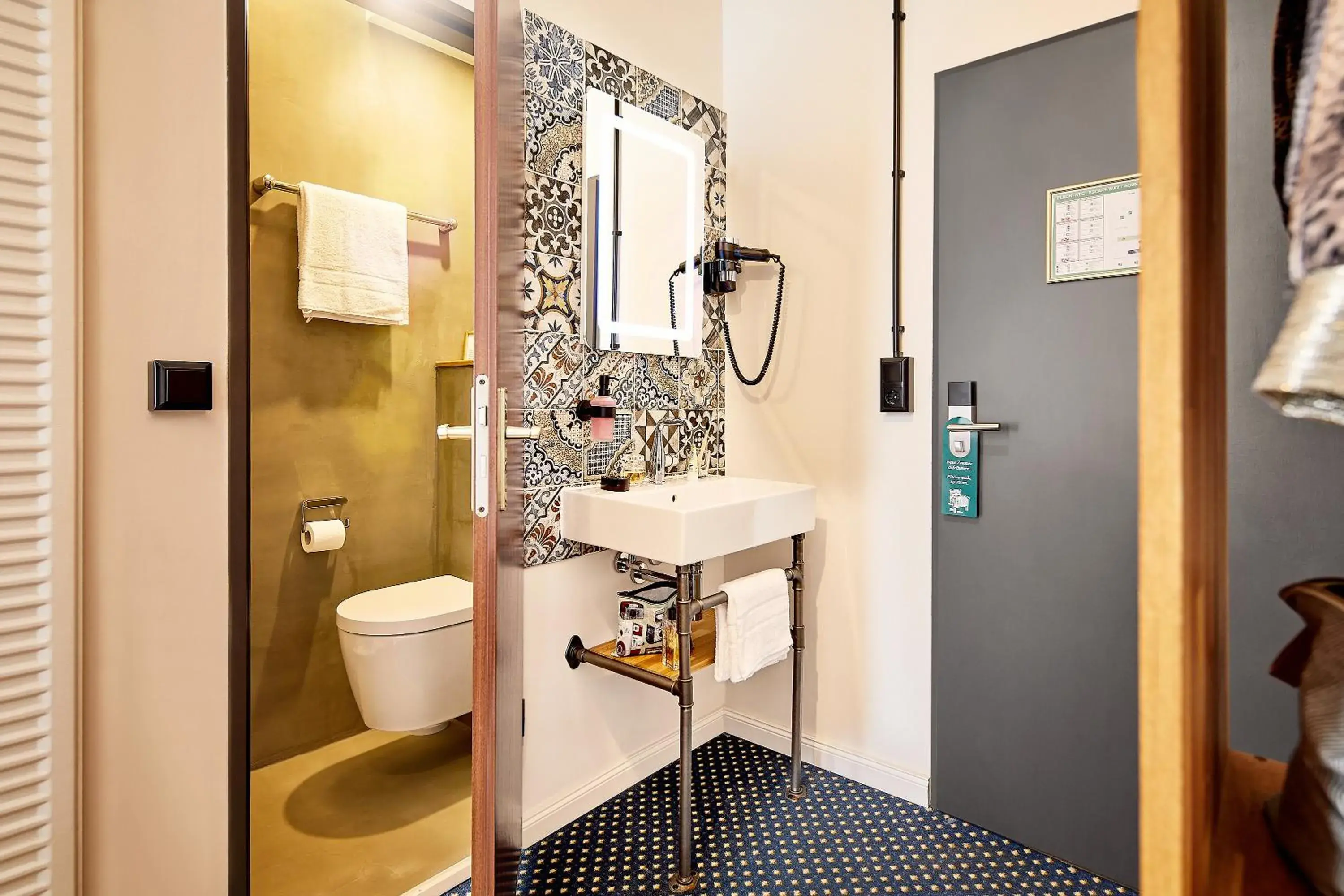 Shower, Bathroom in Hotel am Chlodwigplatz