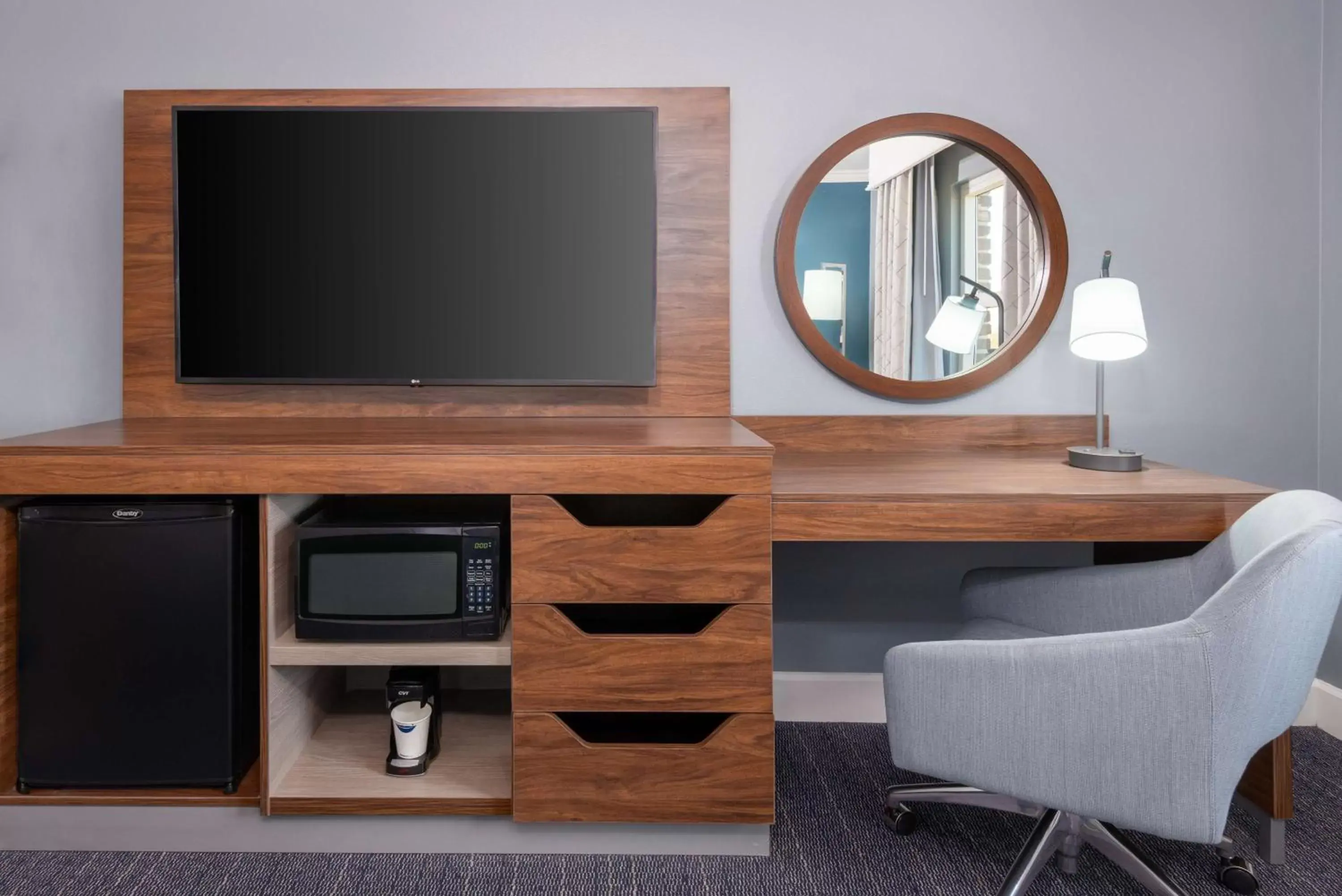 Bedroom, TV/Entertainment Center in Hampton Inn Savannah Historic District