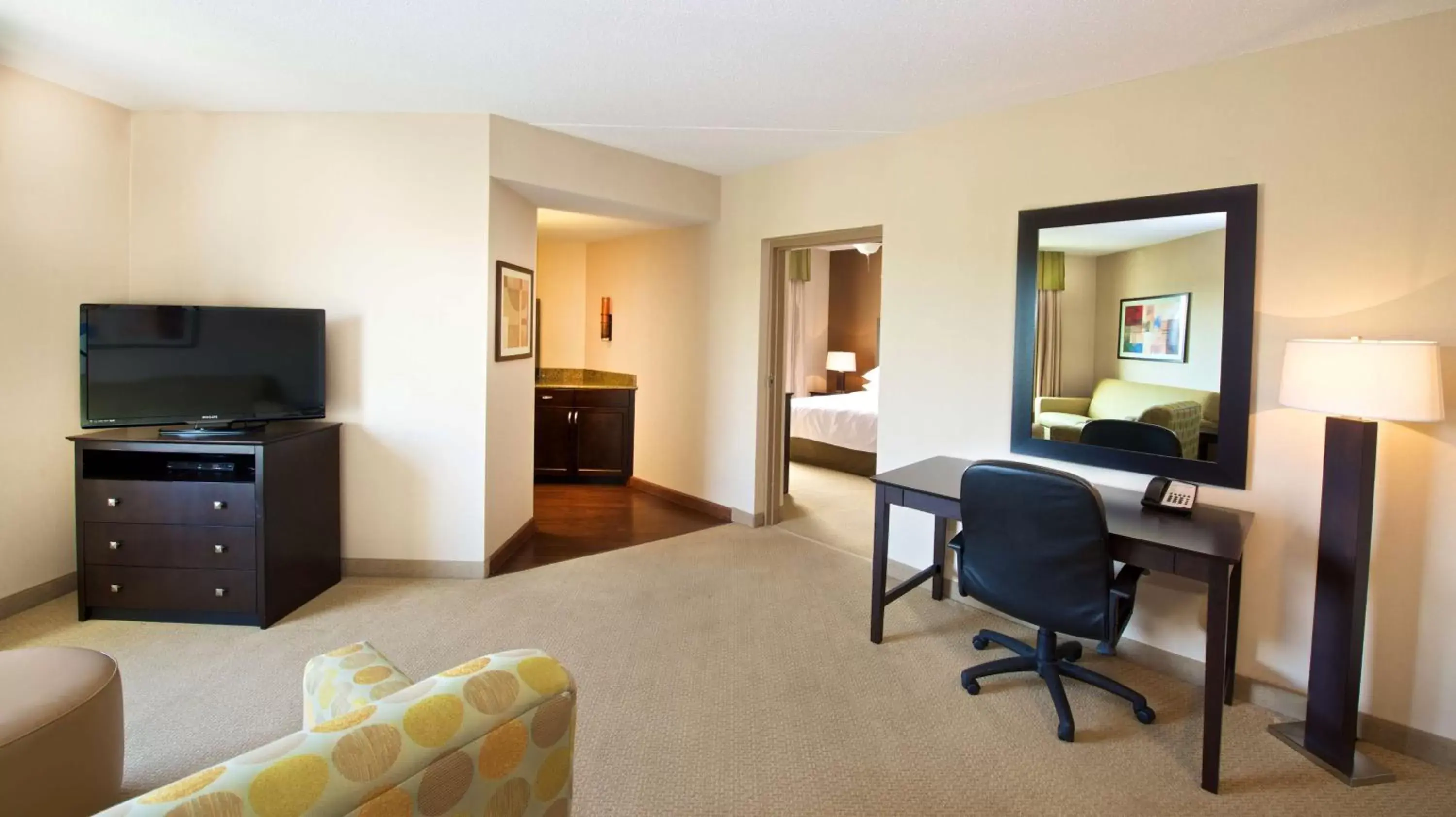 Bedroom, TV/Entertainment Center in Homewood Suites by Hilton Pittsburgh-Southpointe