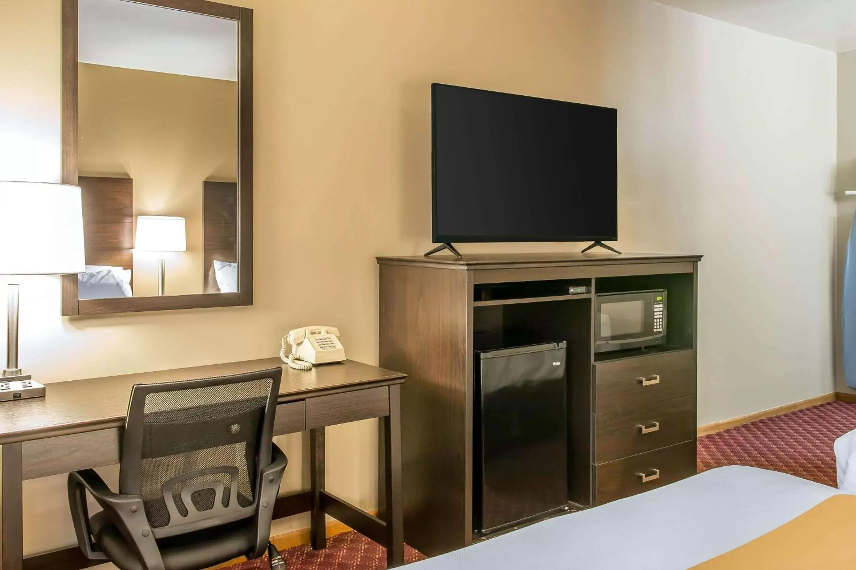 Photo of the whole room, TV/Entertainment Center in Quality Inn & Suites Houghton