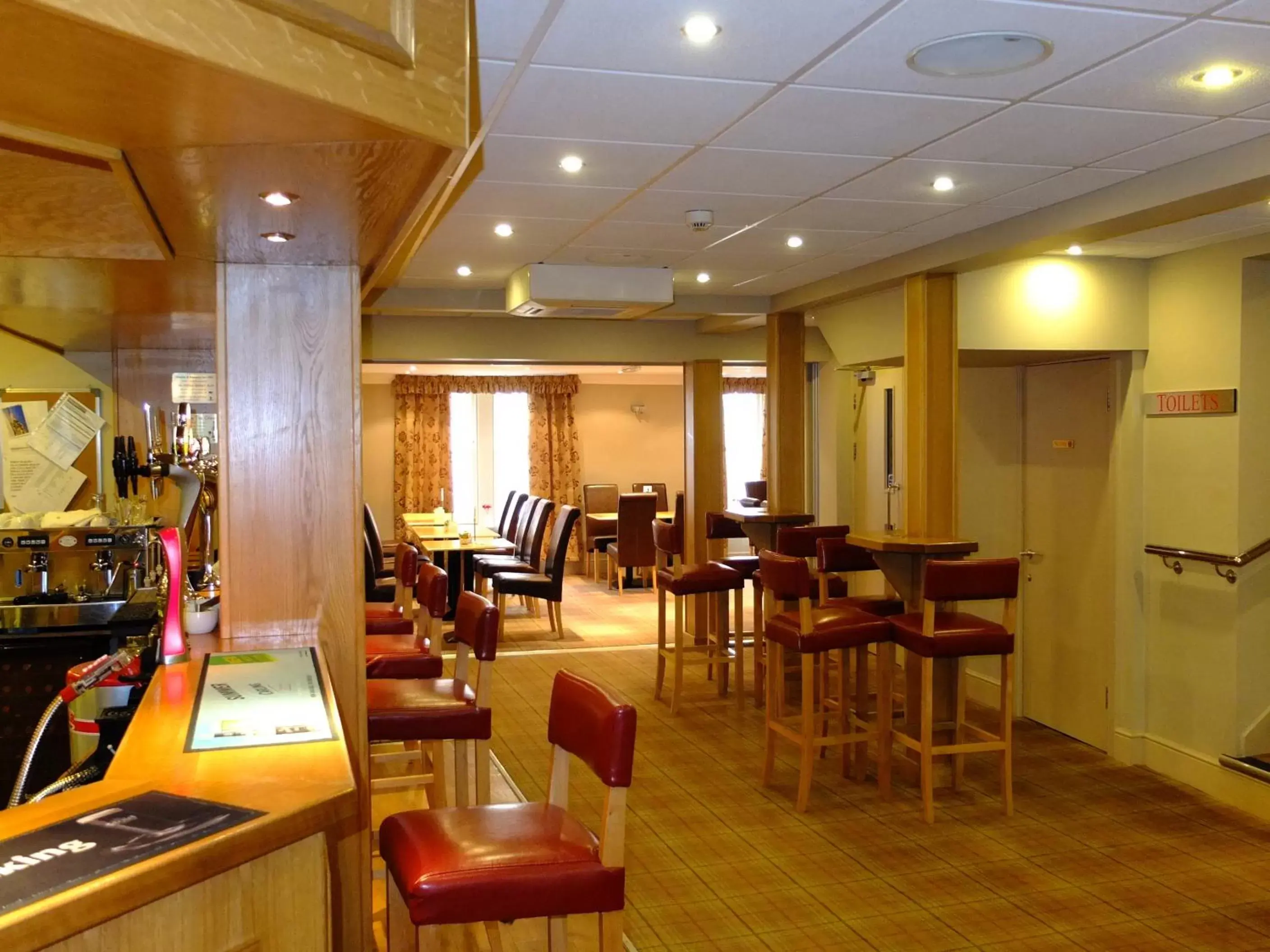 Lounge or bar, Restaurant/Places to Eat in The Golden Lion Hotel