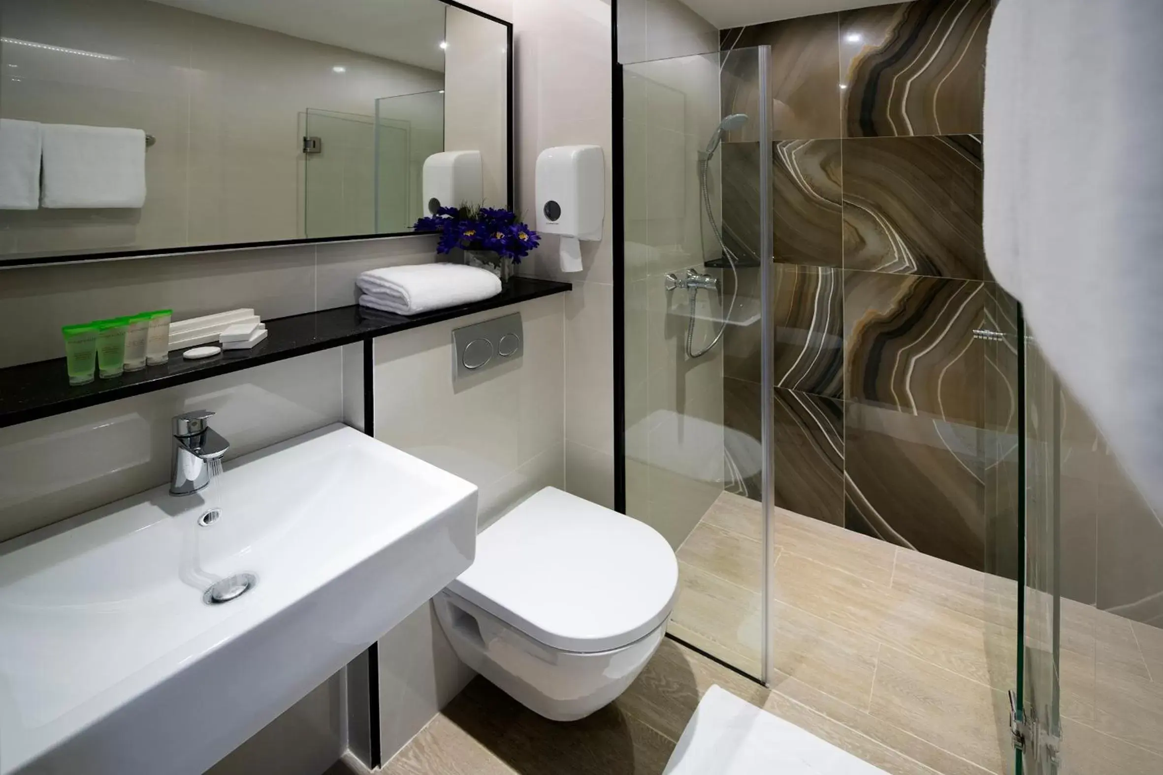 Shower, Bathroom in Hotel Mi Bencoolen
