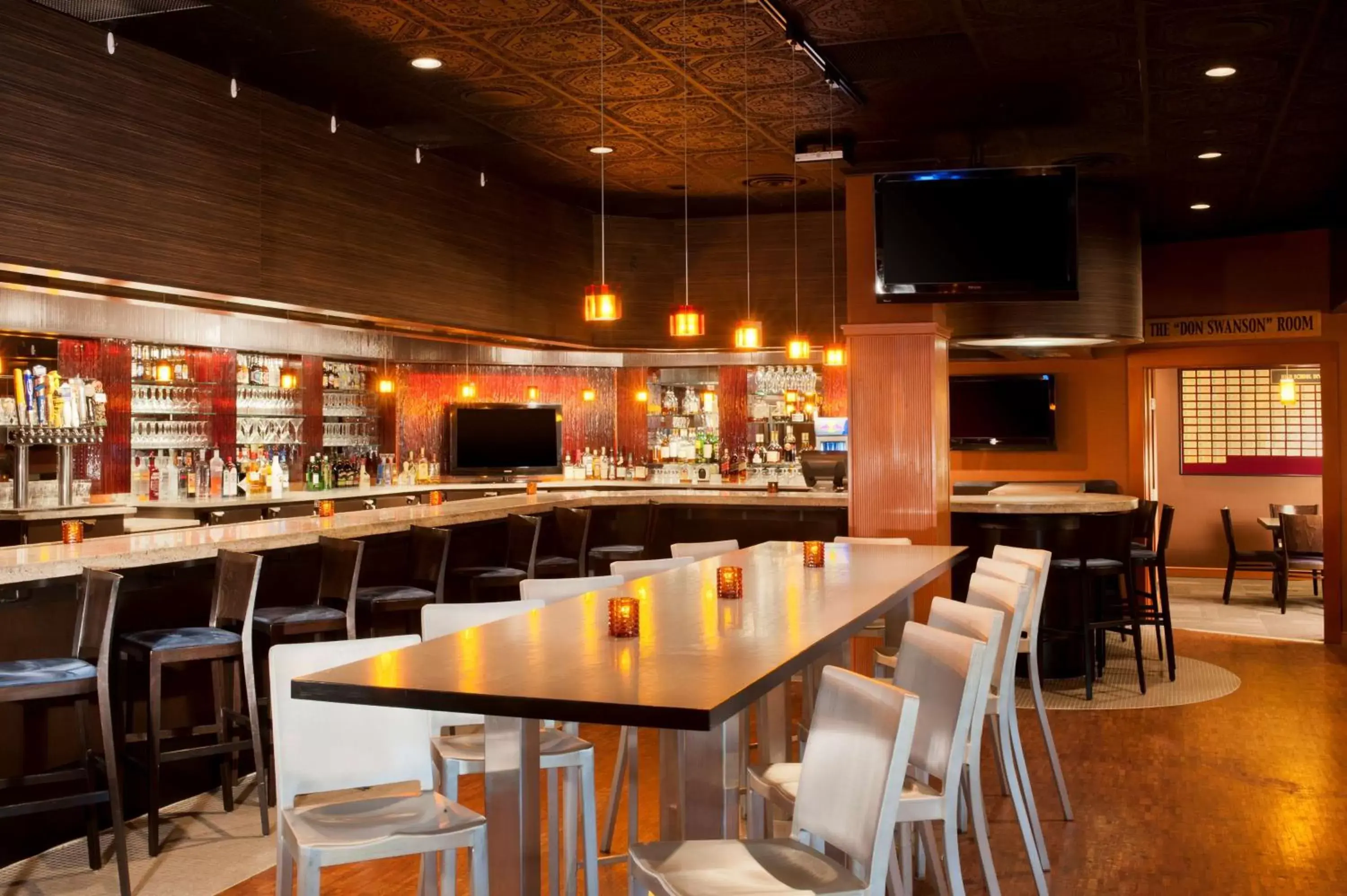 Lounge or bar, Restaurant/Places to Eat in DoubleTree by Hilton Minneapolis Park Place