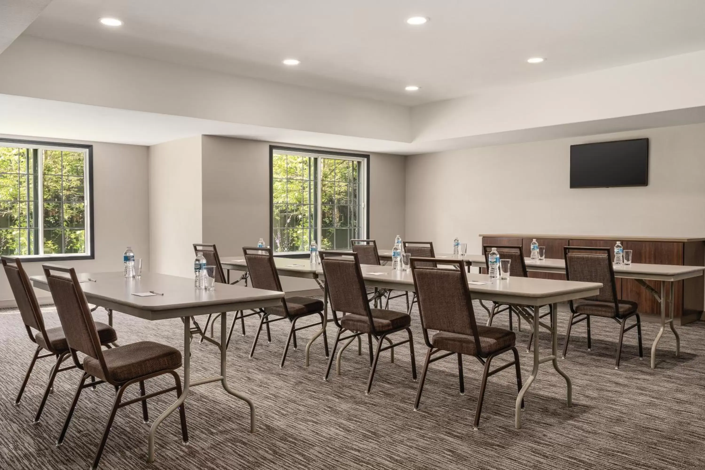 Business facilities in Country Inn & Suites by Radisson, Detroit Lakes, MN
