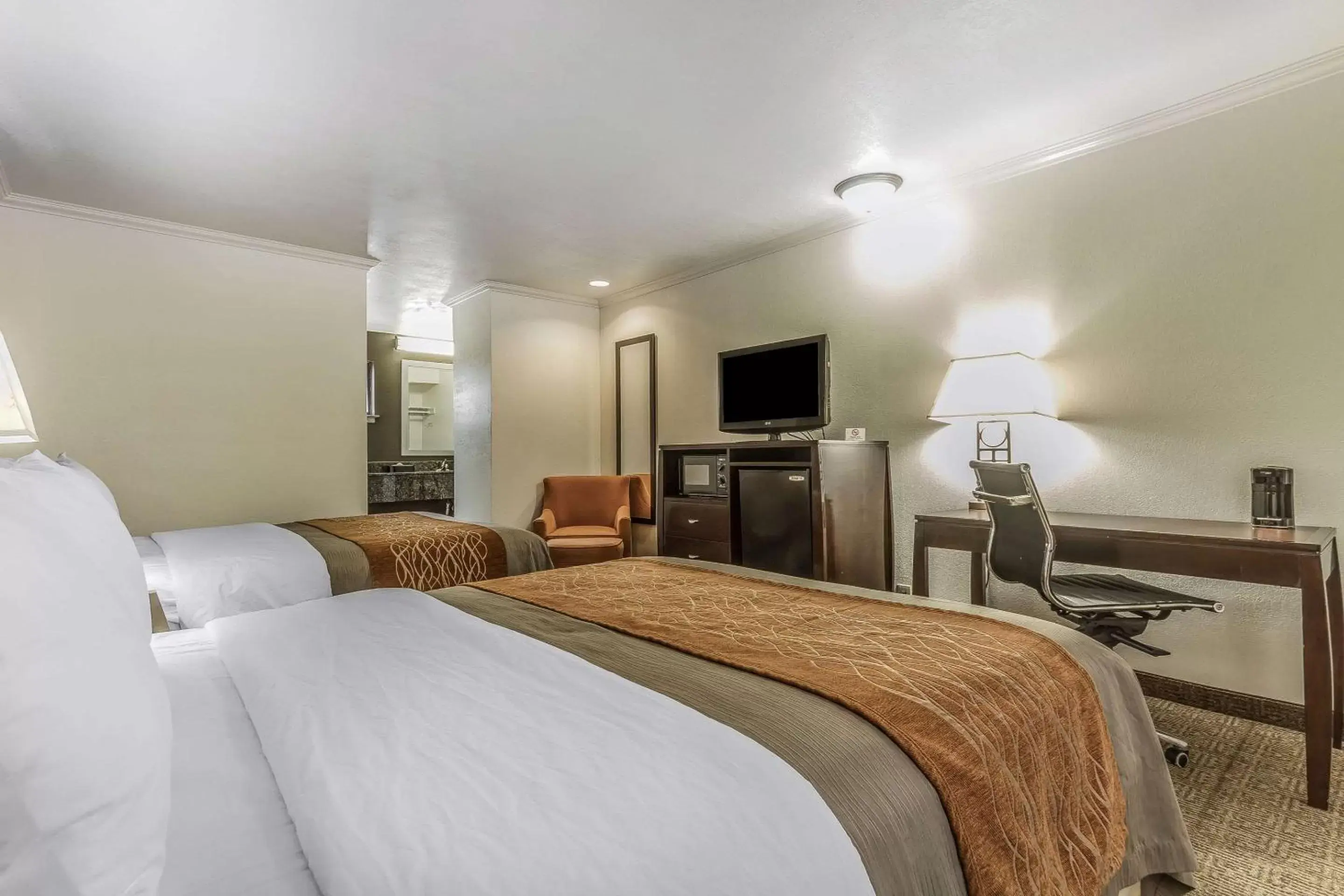 Photo of the whole room, Bed in Comfort Inn Santa Cruz