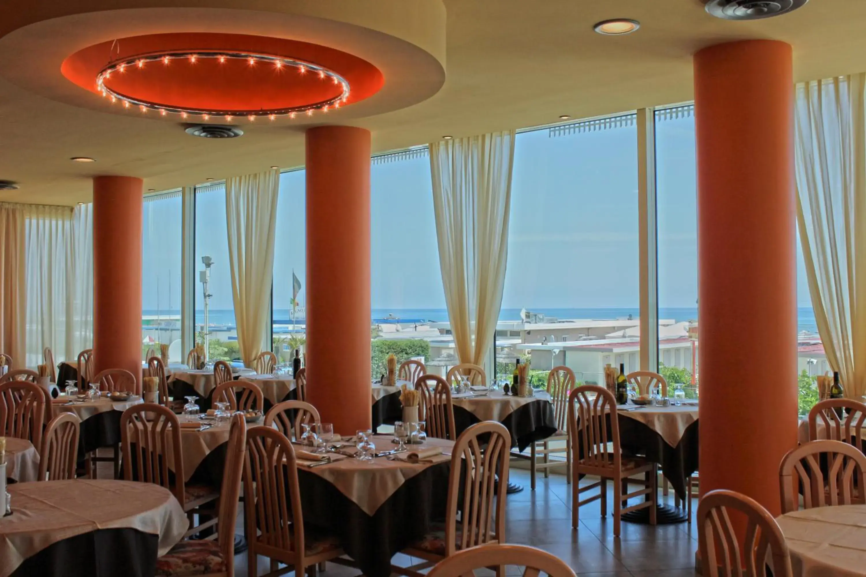 Restaurant/Places to Eat in Abahotel