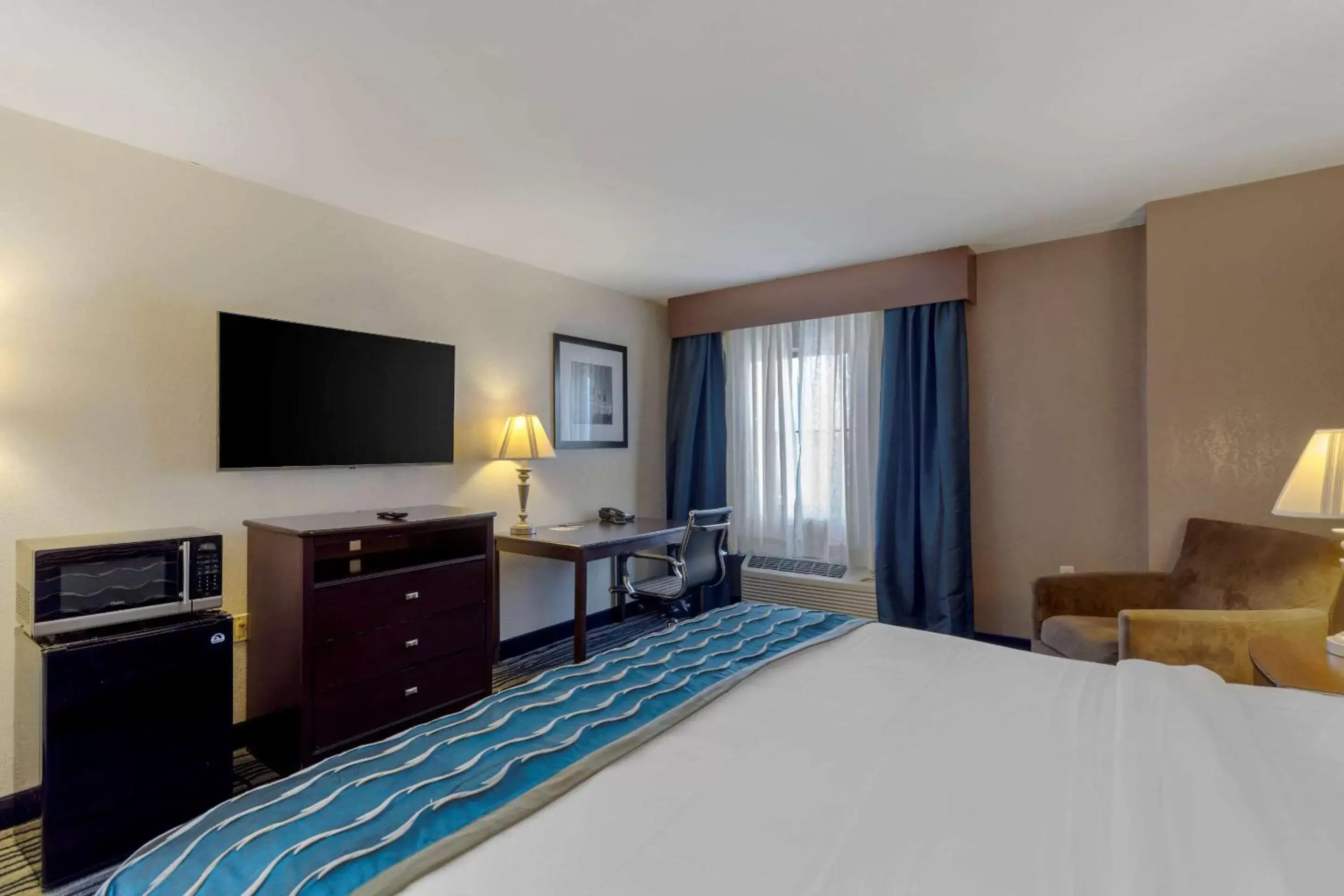 Bedroom, TV/Entertainment Center in Comfort Inn & Suites