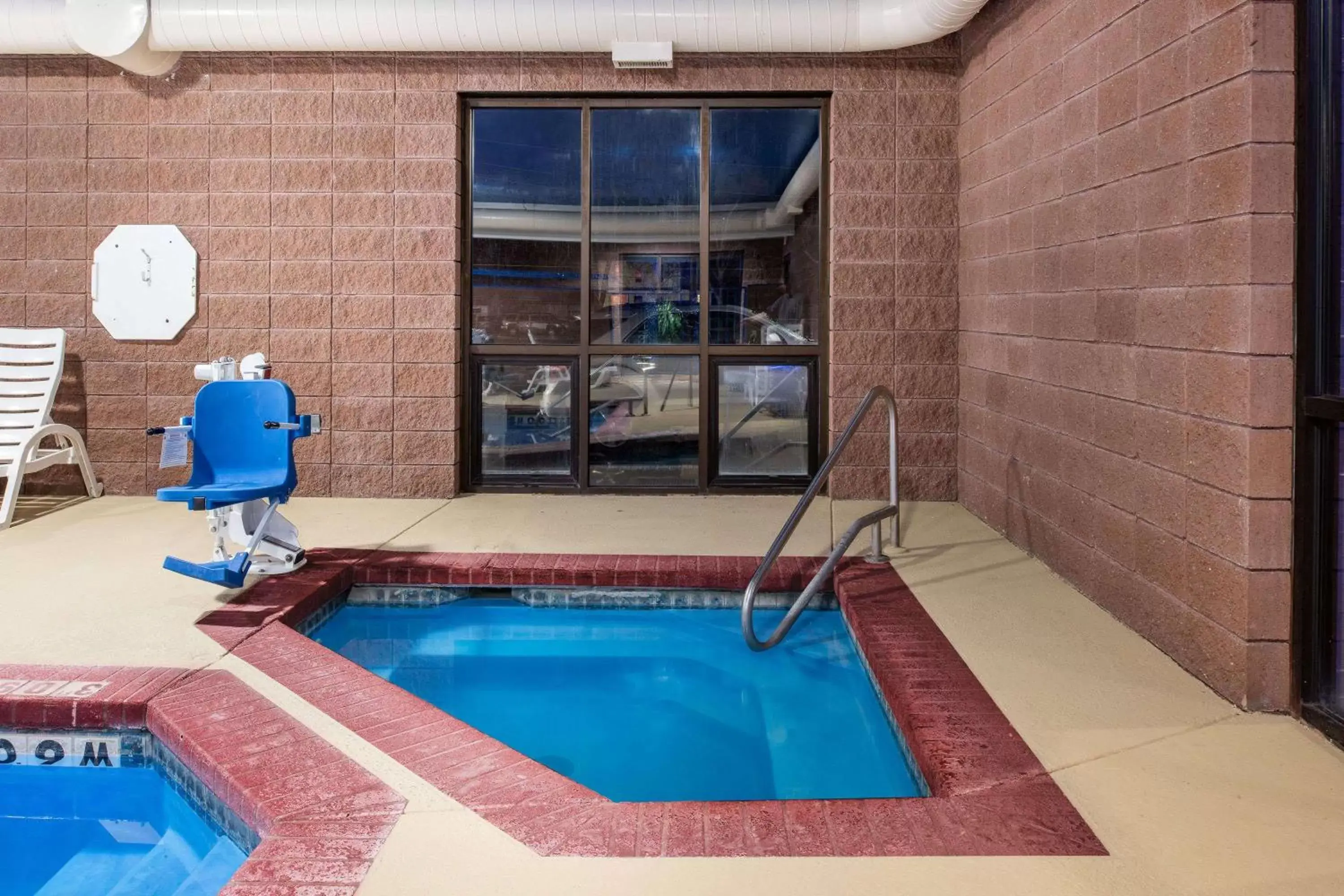 Hot Tub, Swimming Pool in Days Inn by Wyndham Carthage