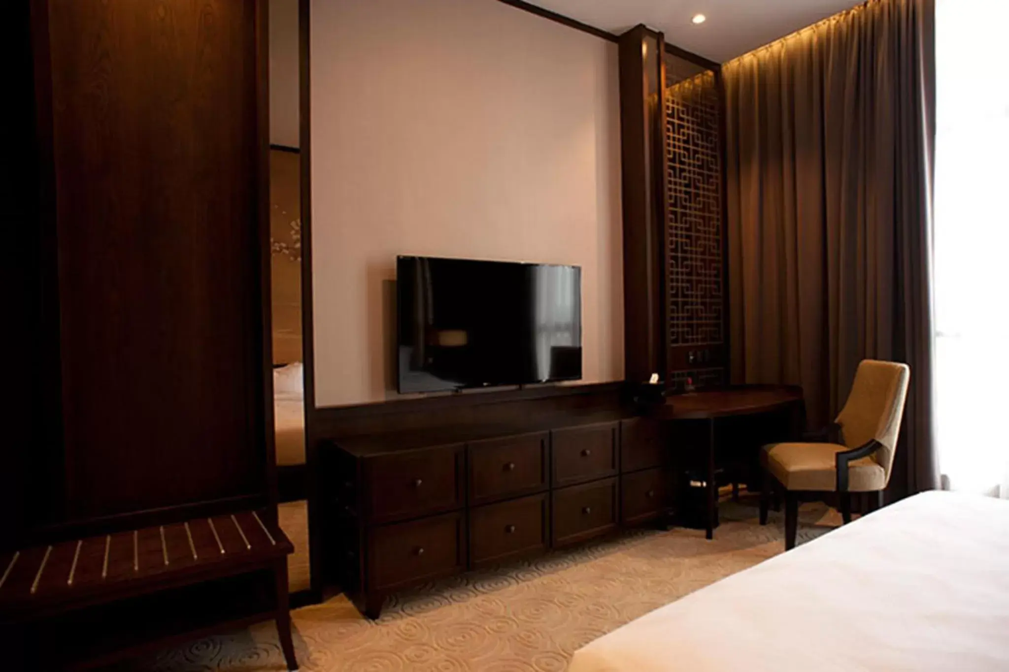 TV and multimedia, Bed in Vangohh Eminent Hotel & Spa TV and multimedia, Bed in Vangohh Eminent Hotel & Spa