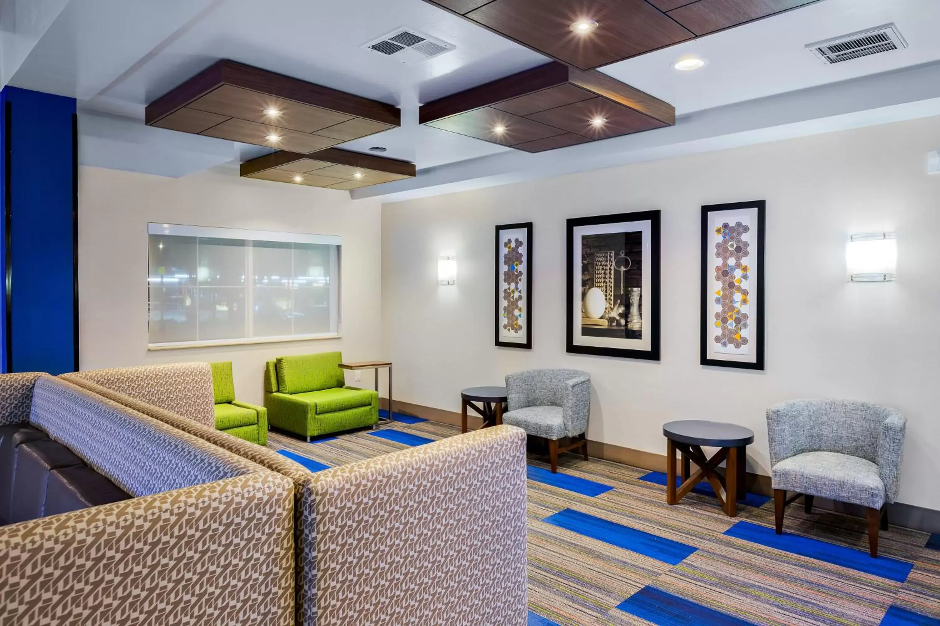 Property building, Seating Area in Holiday Inn Express Hotel & Suites Oroville Southwest, an IHG Hotel