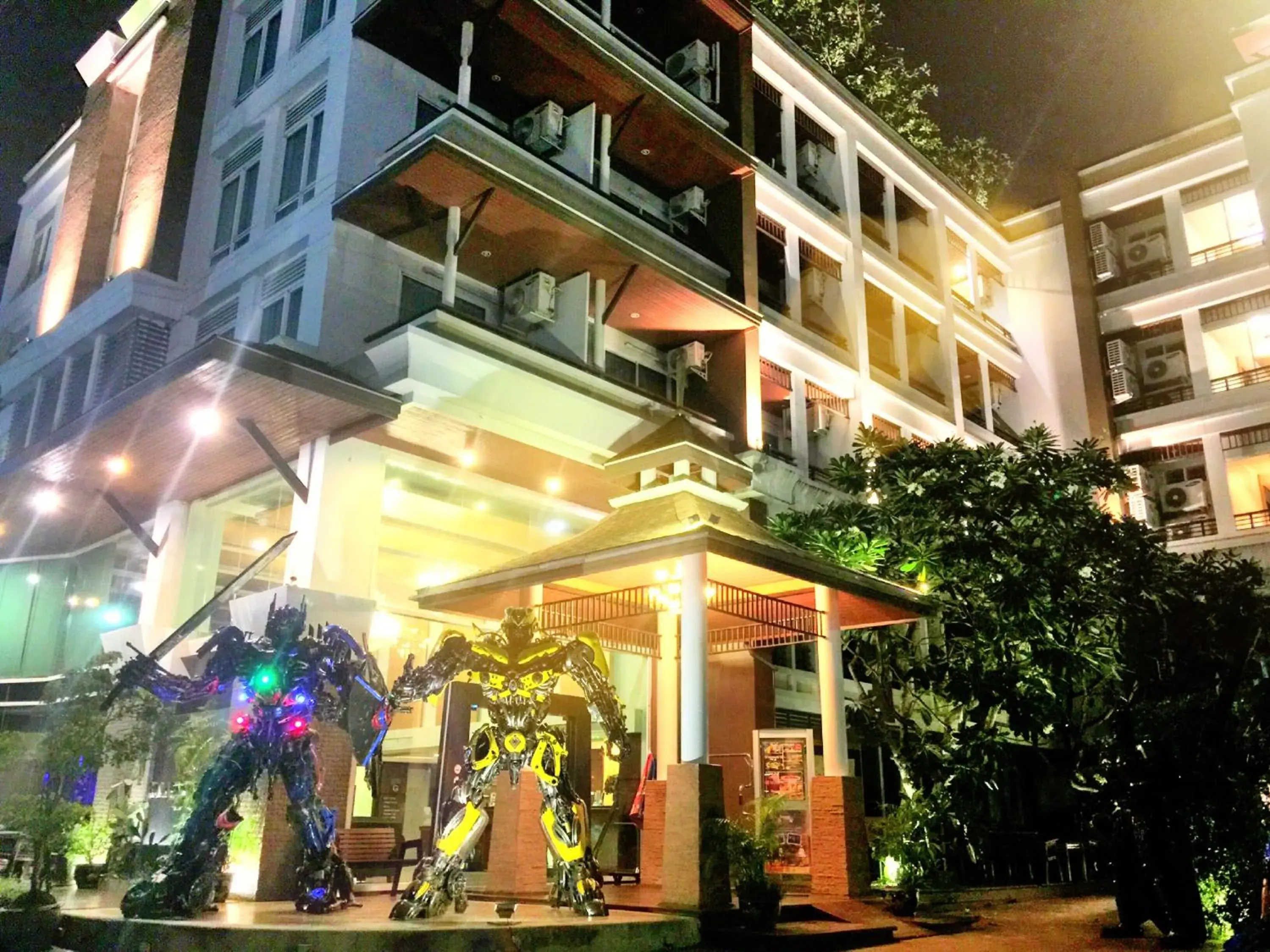 Property building in Suvarnabhumi Suite Hotel Property building in Suvarnabhumi Suite Hotel