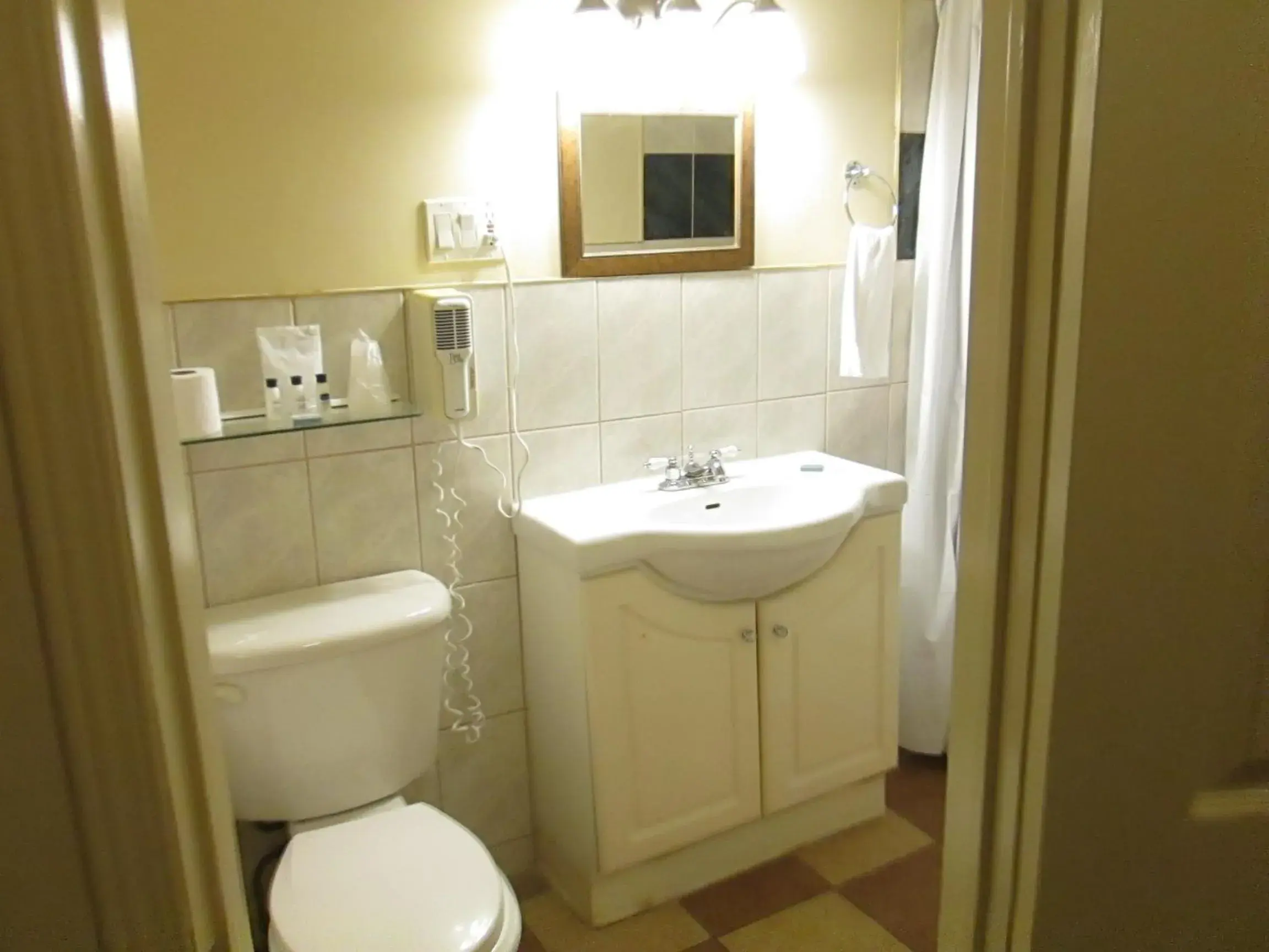 Bathroom in Bayside Inn & Waterfront Suites