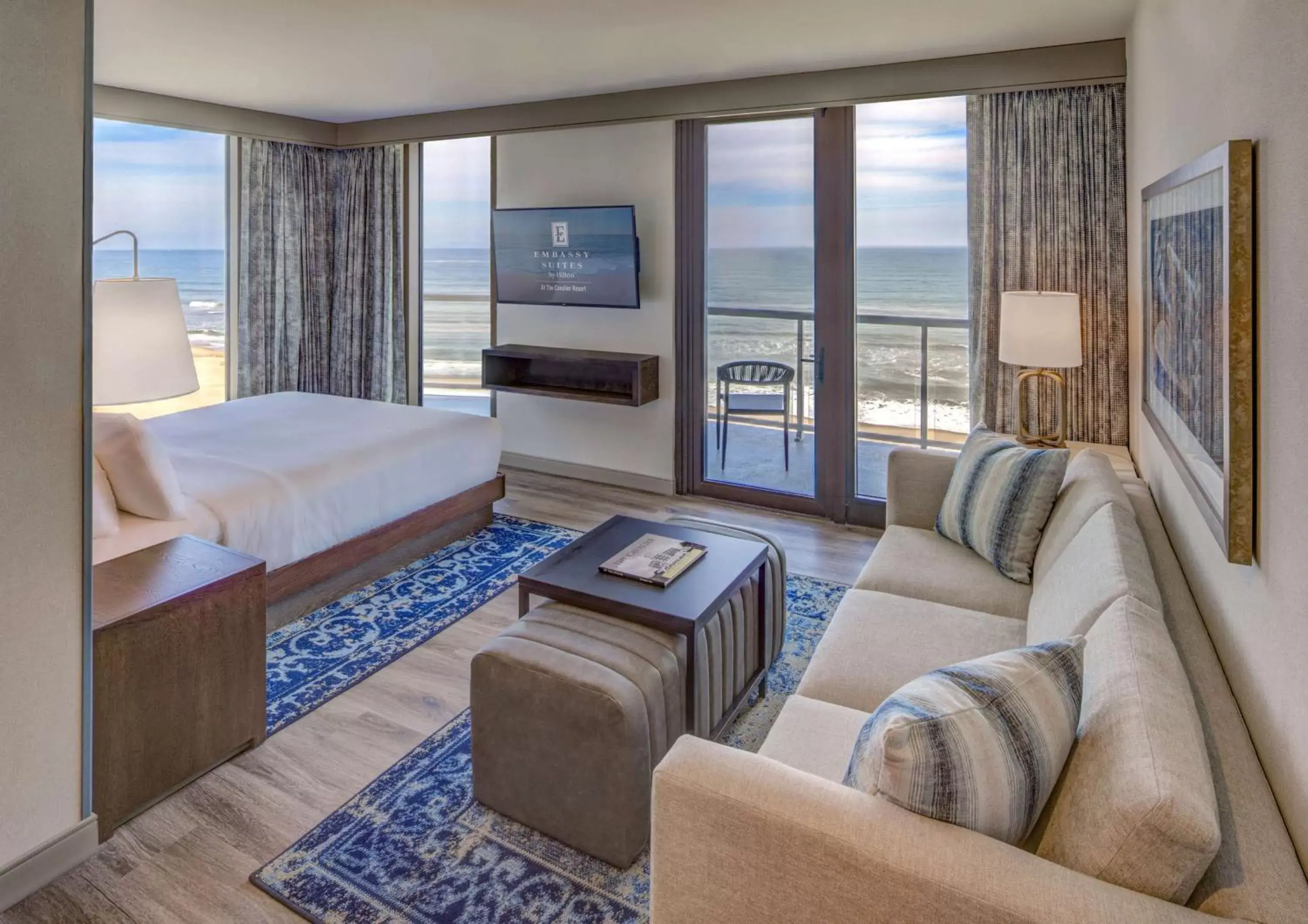 Living room in Embassy Suites By Hilton Virginia Beach Oceanfront Resort