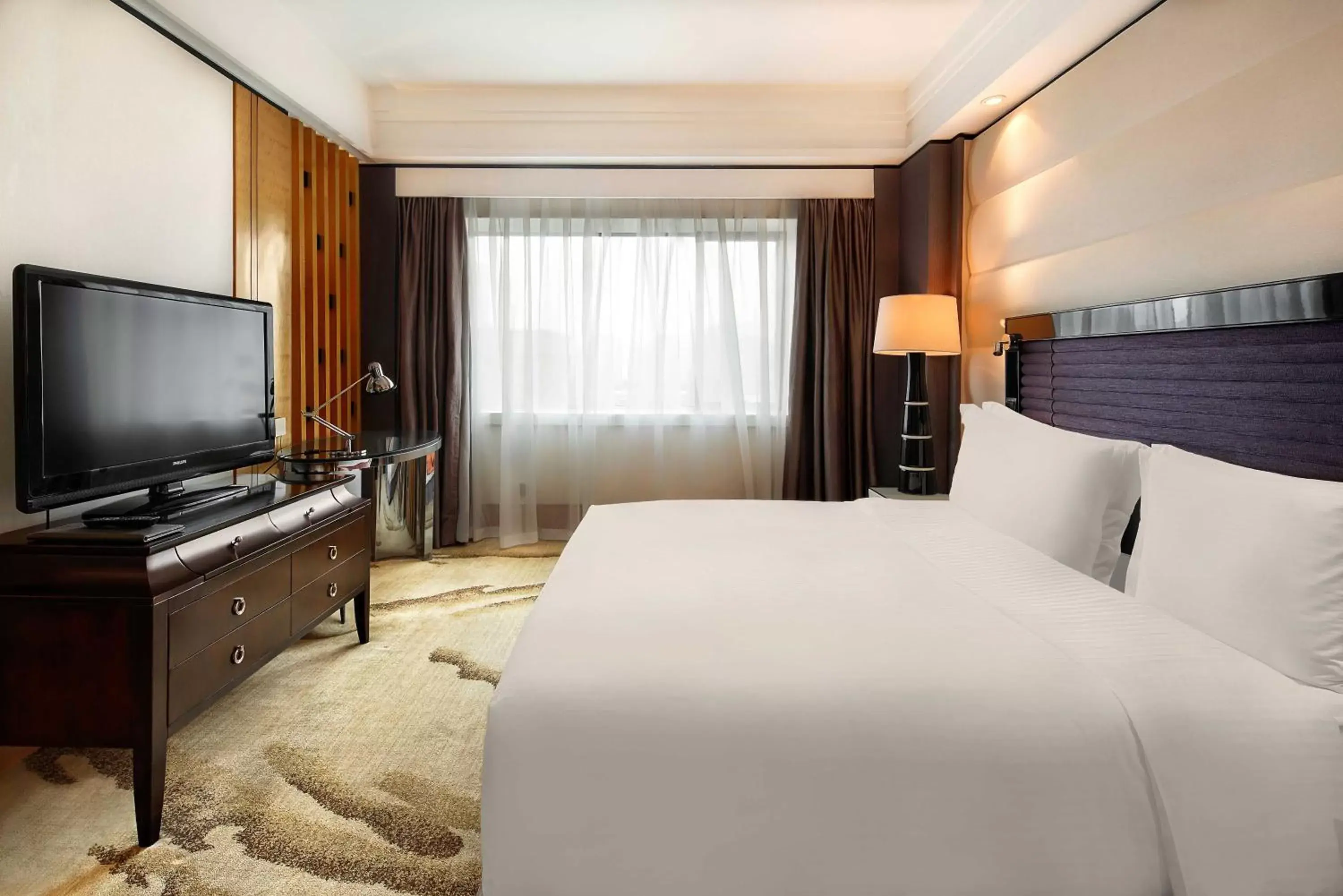 Photo of the whole room, TV/Entertainment Center in Crowne Plaza Chengdu City Center, an IHG Hotel