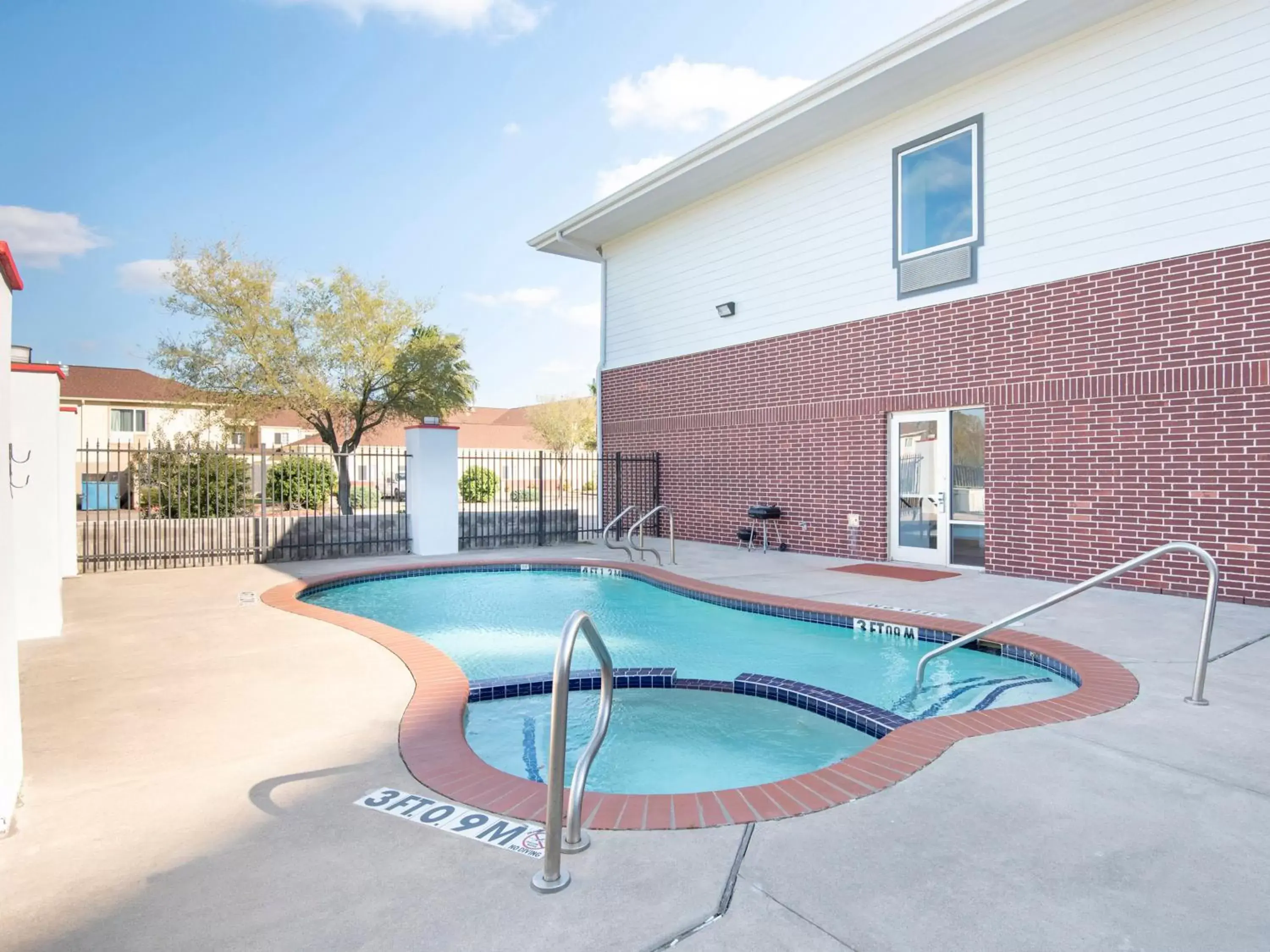 Swimming pool, Property Building in OYO Townhouse Clute Lake Jackson