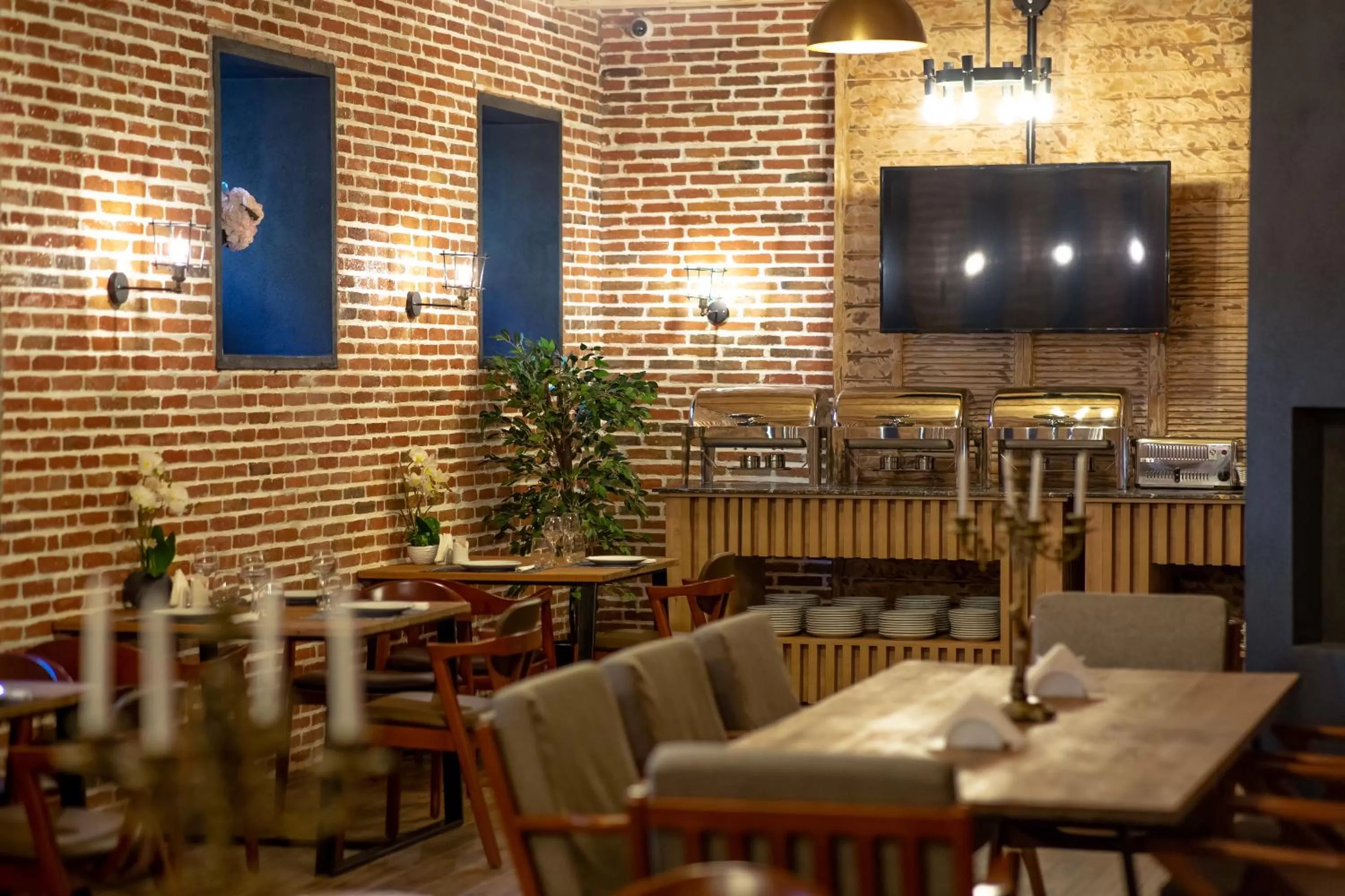 Restaurant/places to eat in Royal Inn