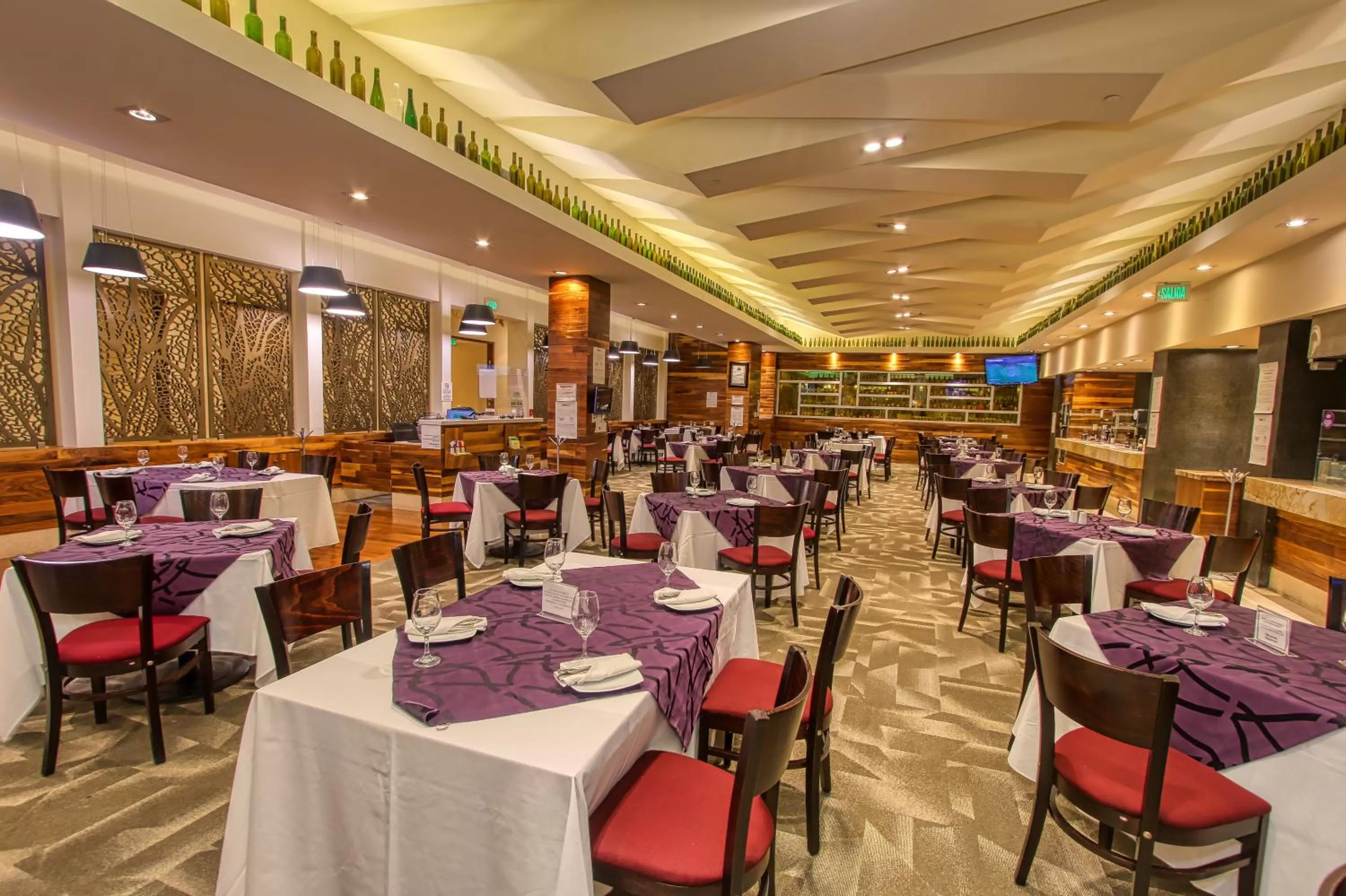Restaurant/places to eat in Holiday Inn & Suites Plaza Mayor by IHG