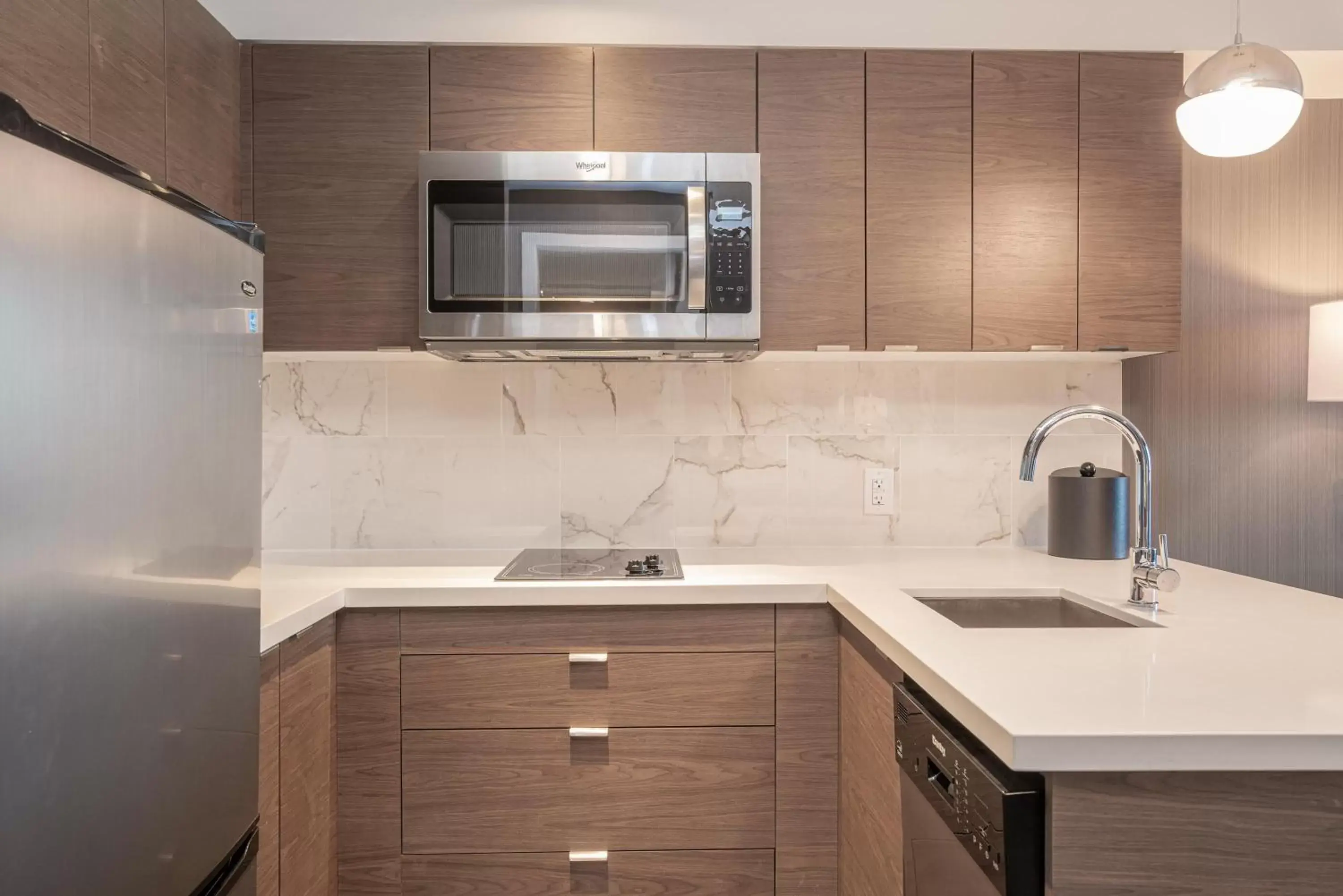 Photo of the whole room, Kitchen/Kitchenette in Sandman Signature Ottawa Airport Hotel