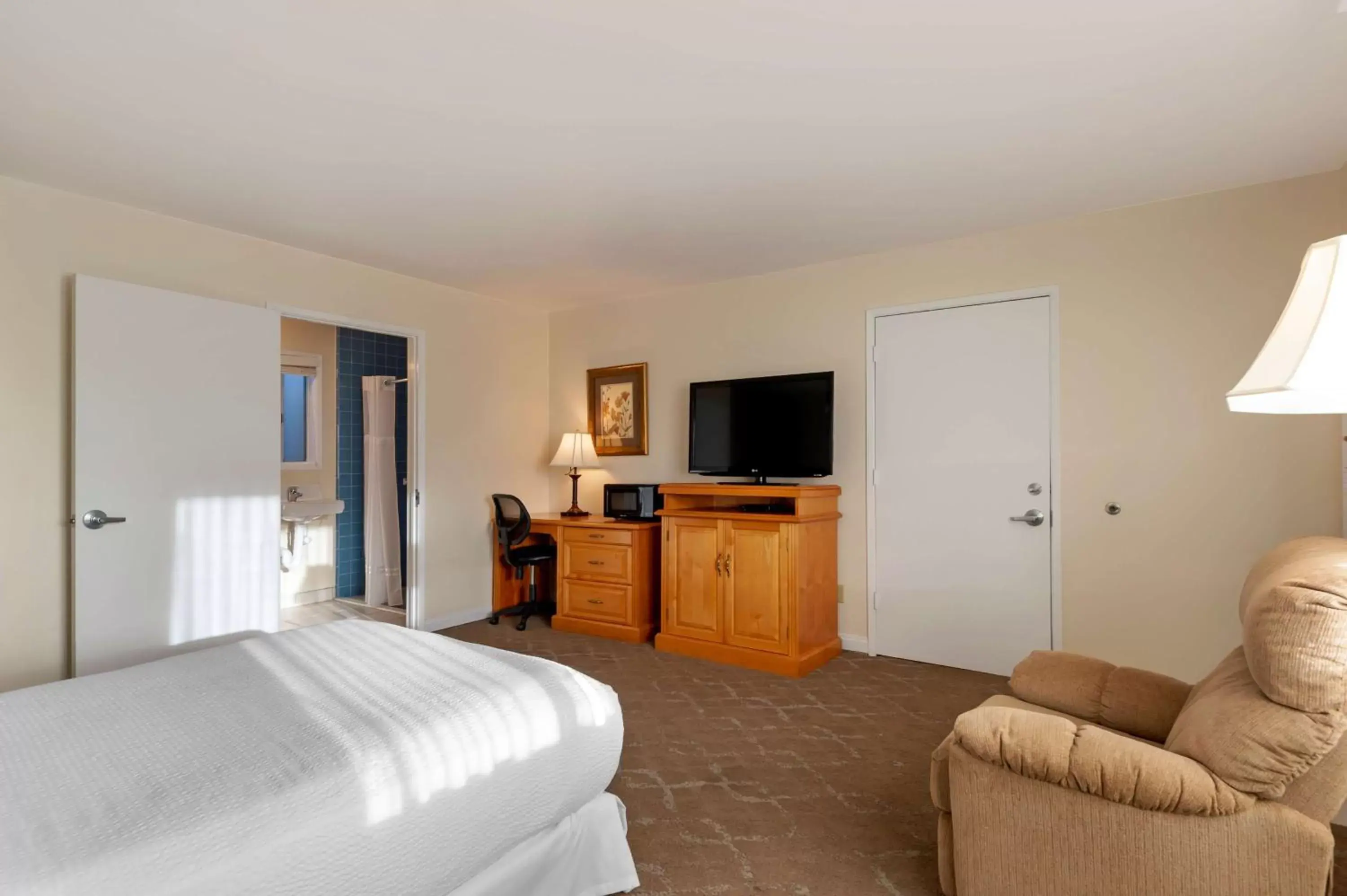 Bedroom, TV/Entertainment Center in Best Western Plus Santa Barbara