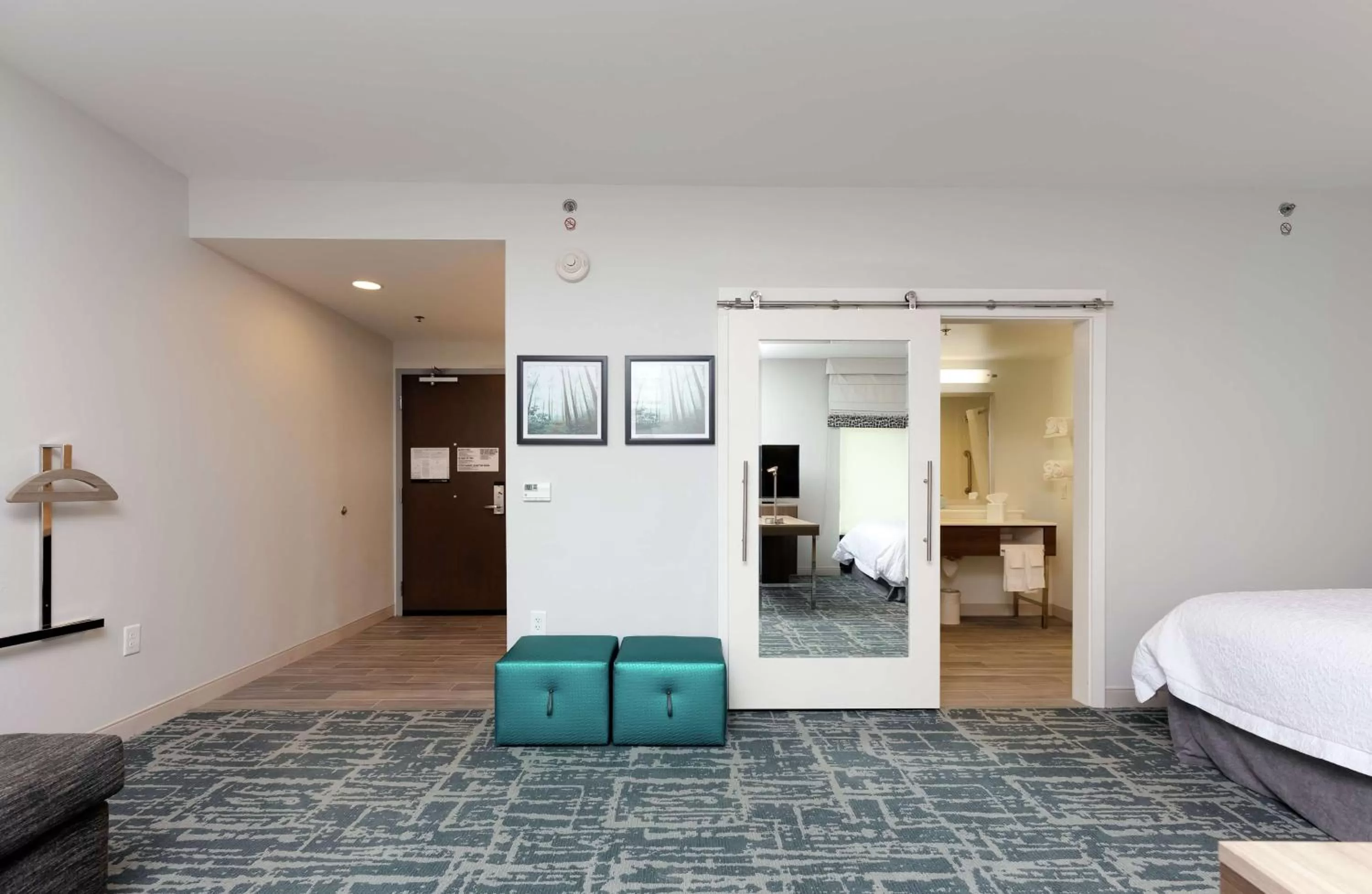 Photo of the whole room, Bed in Hampton Inn Acworth