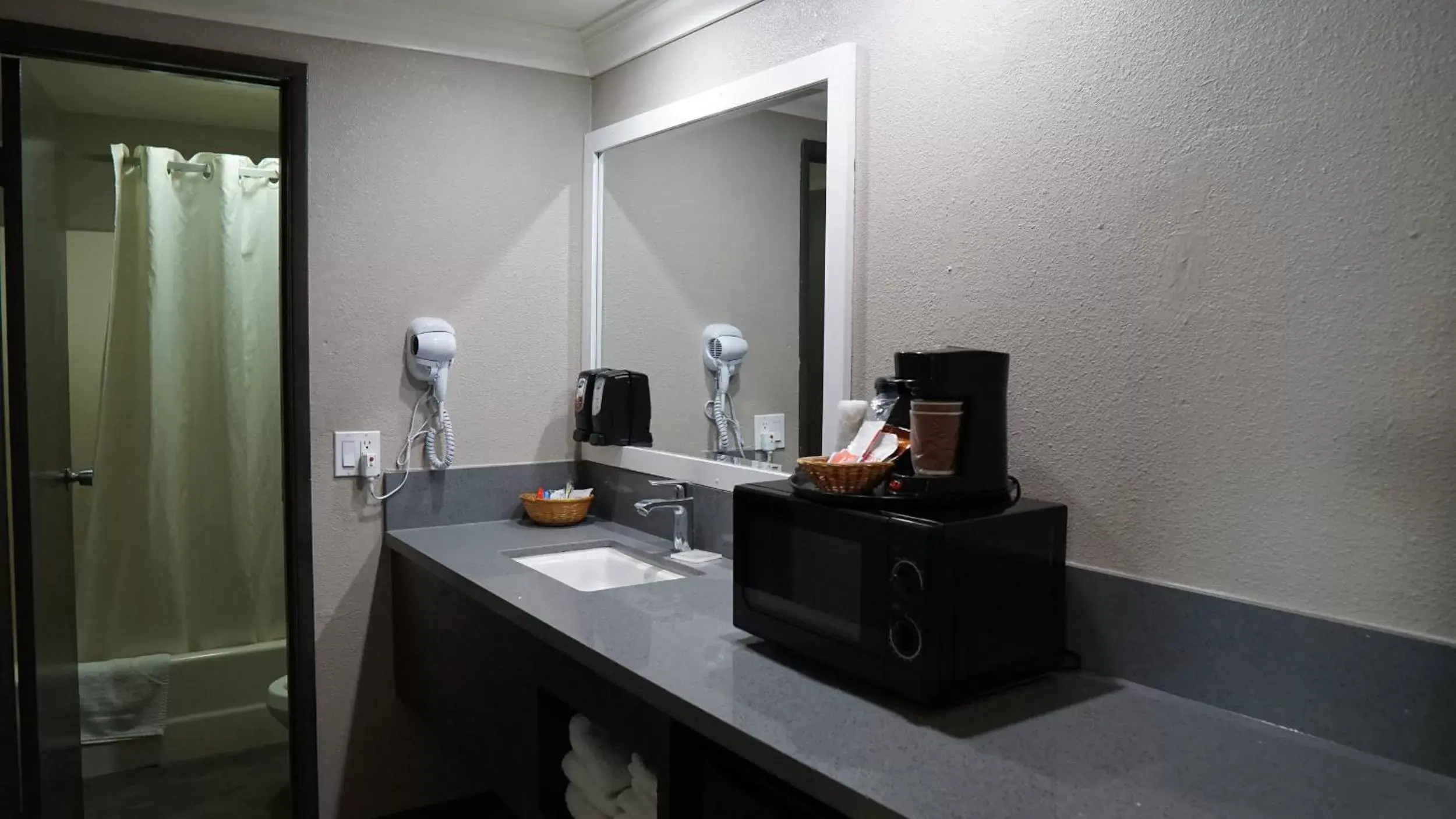 Shower in Hawthorne Plaza Inn Near LAX Shower in Hawthorne Plaza Inn Near LAX