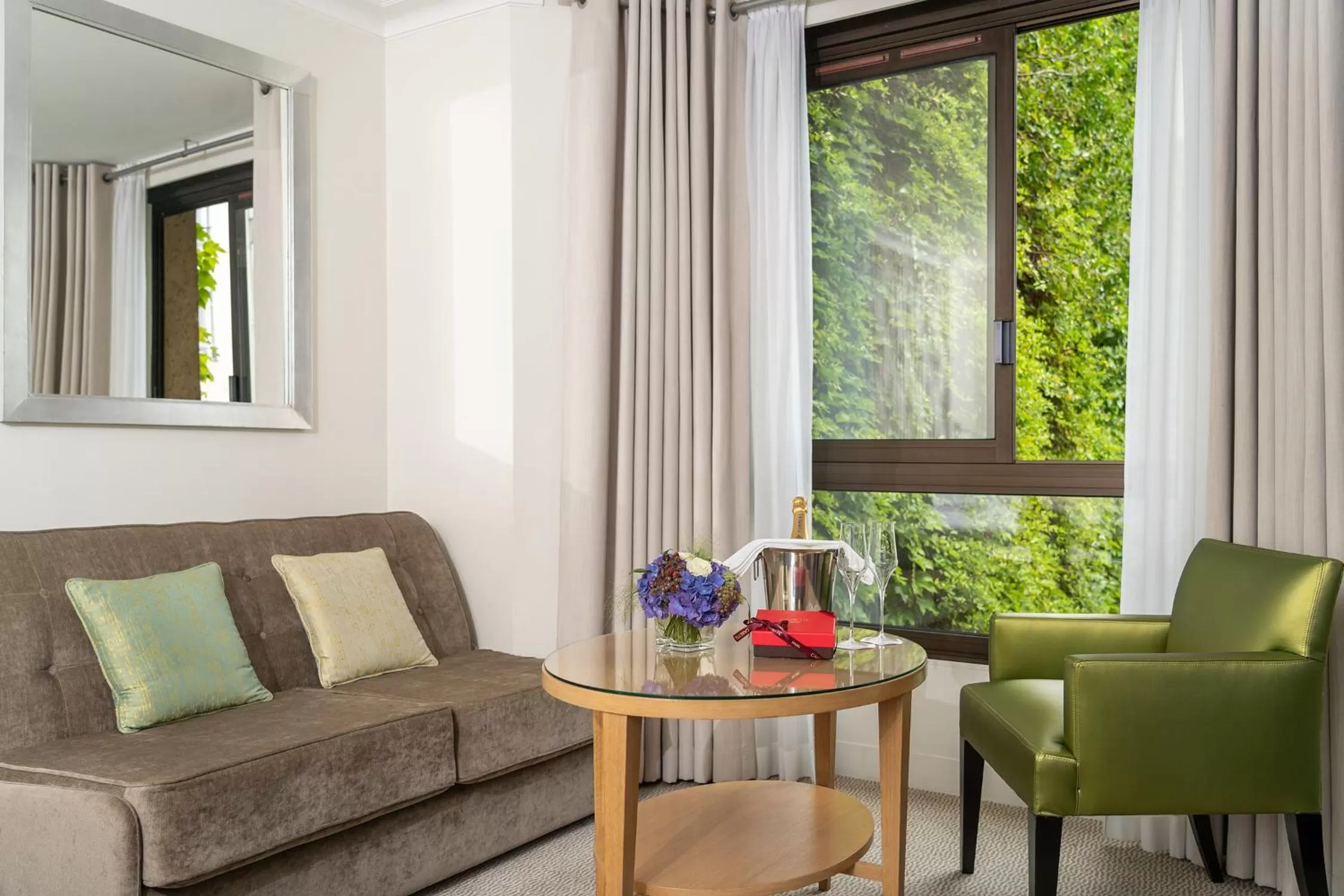 Bedroom in Garden-Elysée