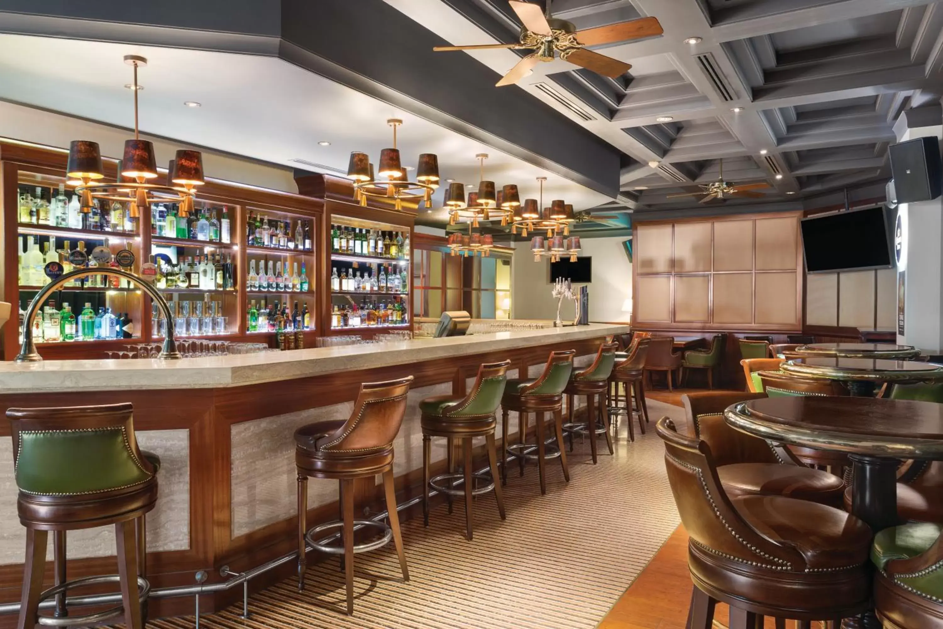 Restaurant/places to eat, Lounge/Bar in Crowne Plaza - Dubai Jumeirah, an IHG Hotel