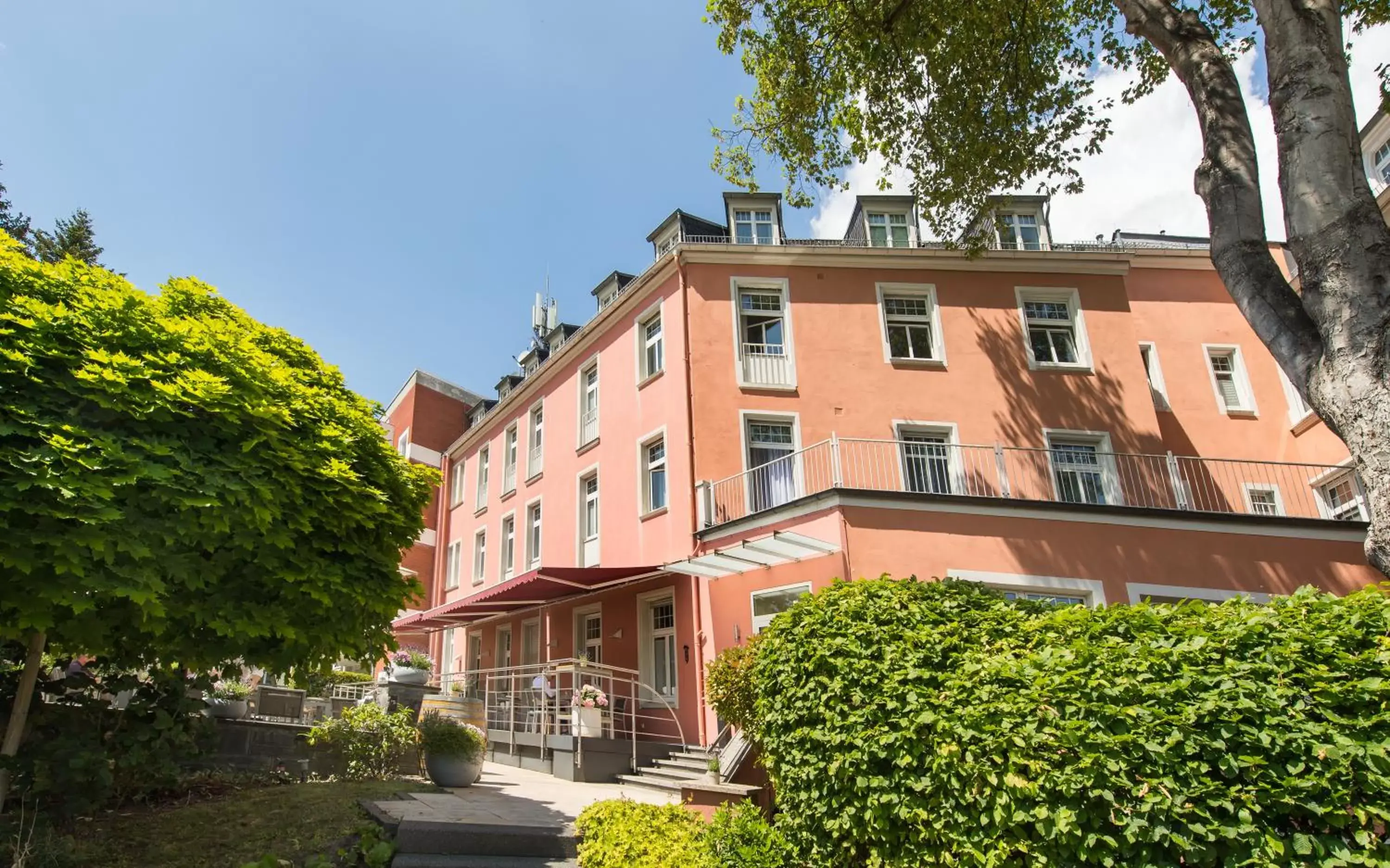 Facade/entrance, Property Building in Hotel Oranien Wiesbaden