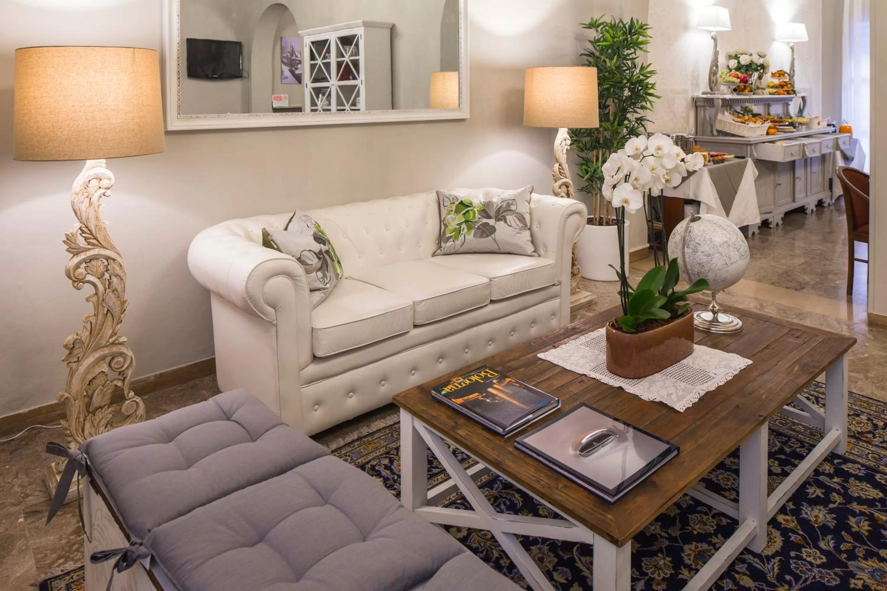 Communal lounge/ TV room in Hotel Accademia