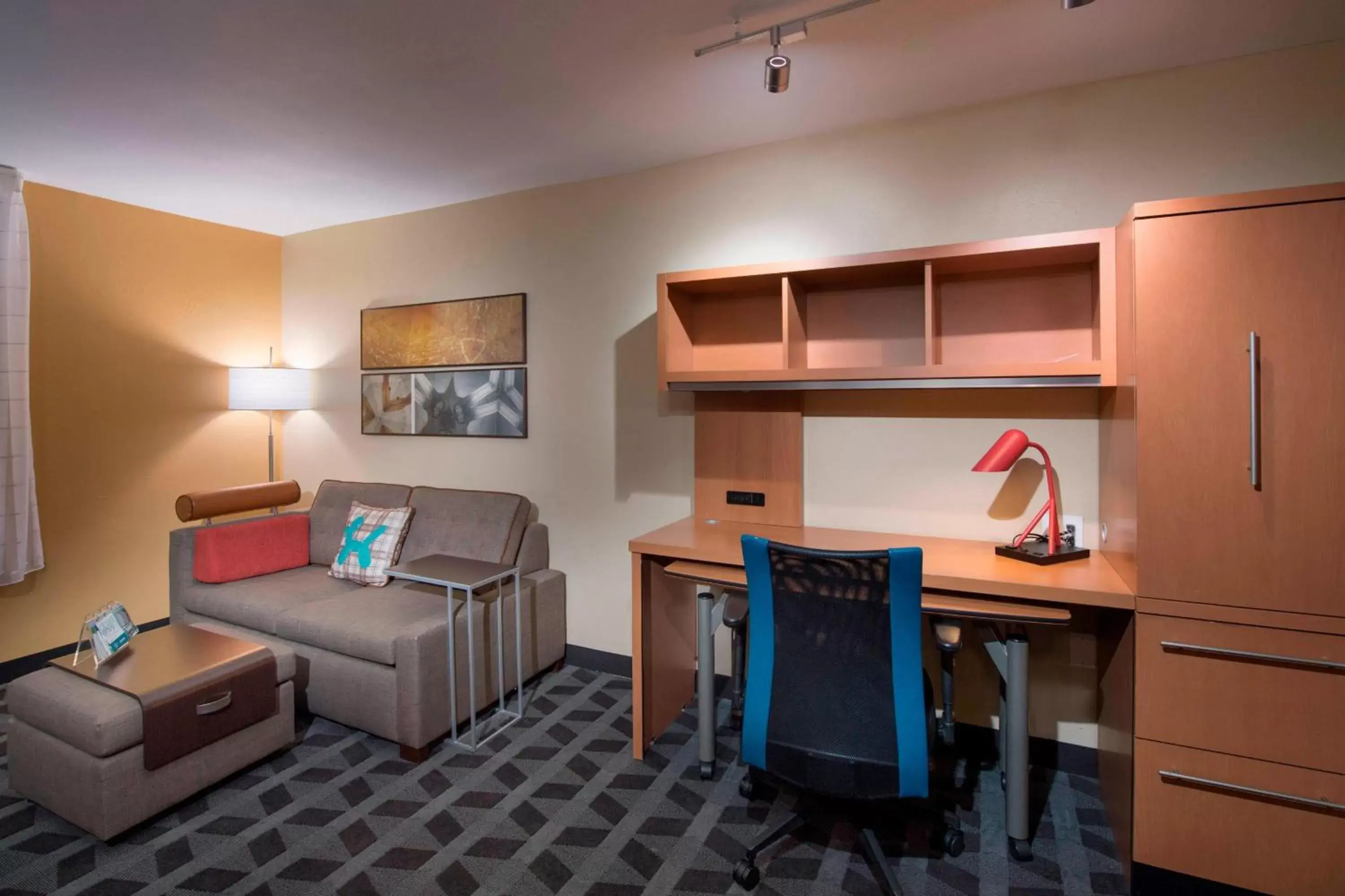Bedroom, Kitchen/Kitchenette in TownePlace Suites by Marriott Atlanta Alpharetta