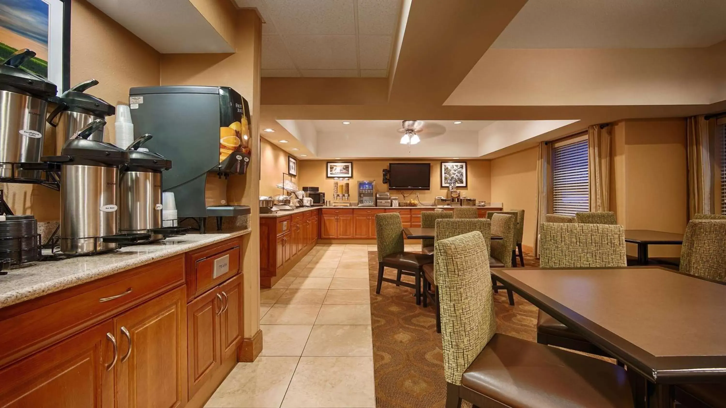 Restaurant/Places to Eat in Best Western Plus Mishawaka Inn