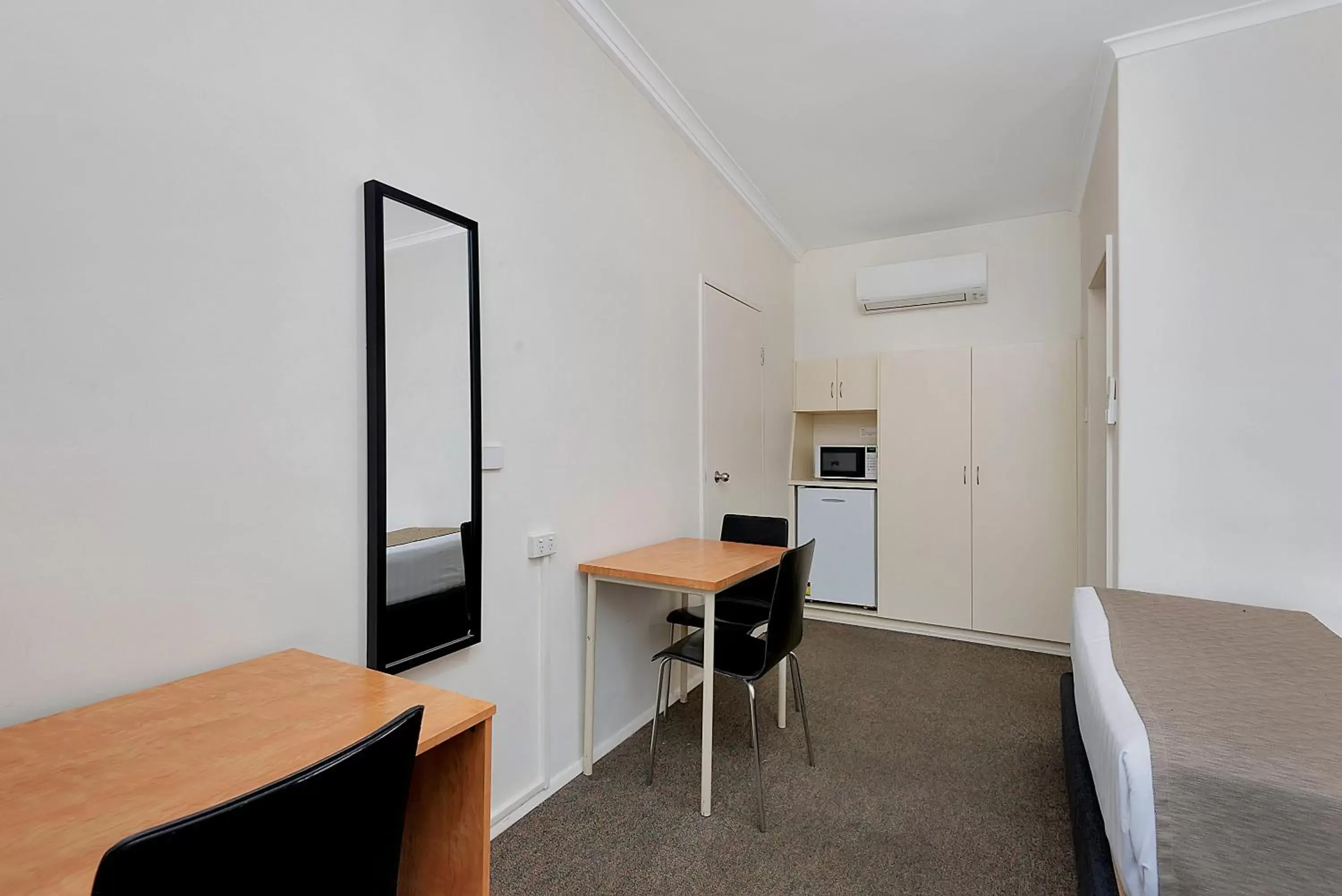 Bedroom, Dining Area in Econo Lodge Mildura