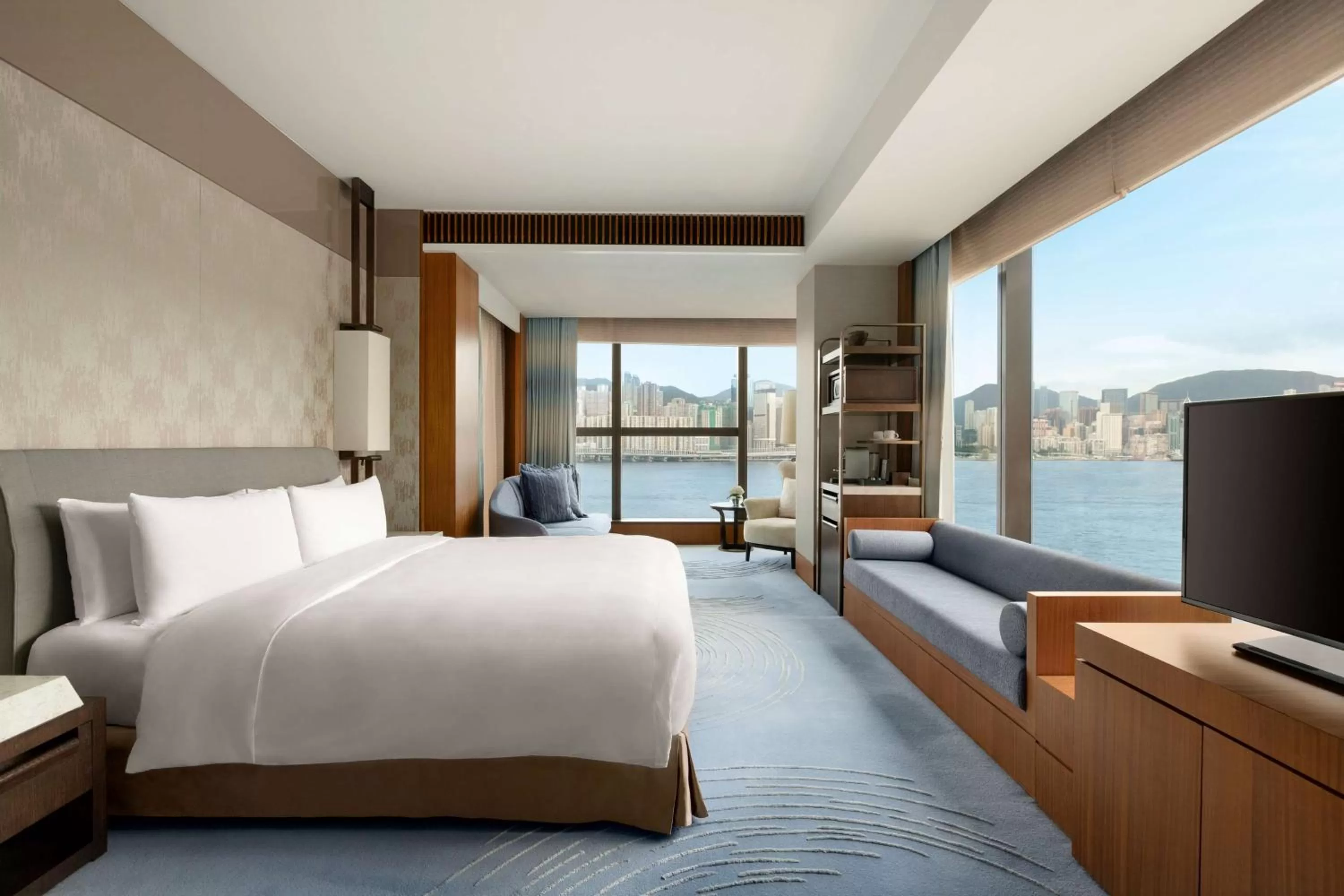 Photo of the whole room, Bed in Kerry Hotel Hong Kong by Shangri-la