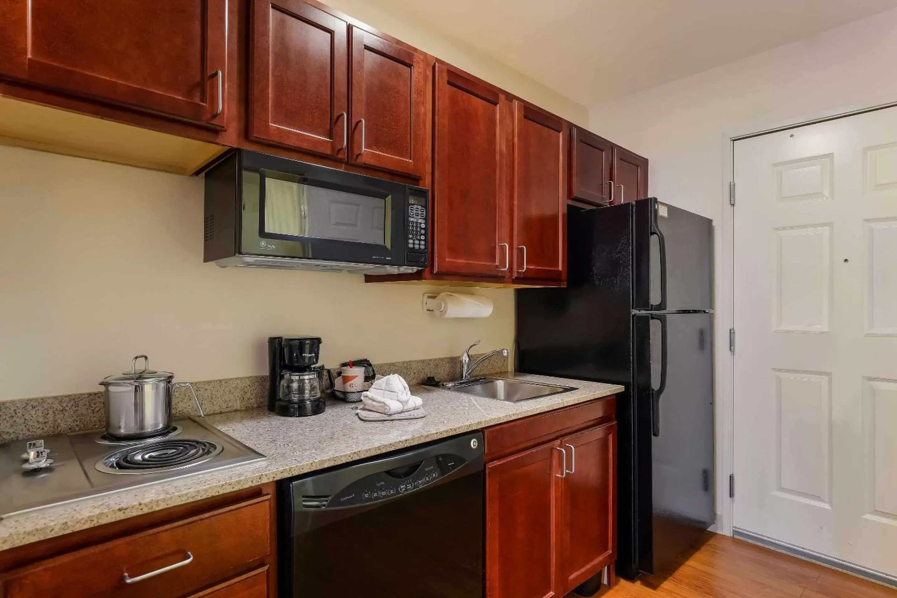 Bedroom, Kitchen/Kitchenette in MainStay Suites Fitchburg - Madison