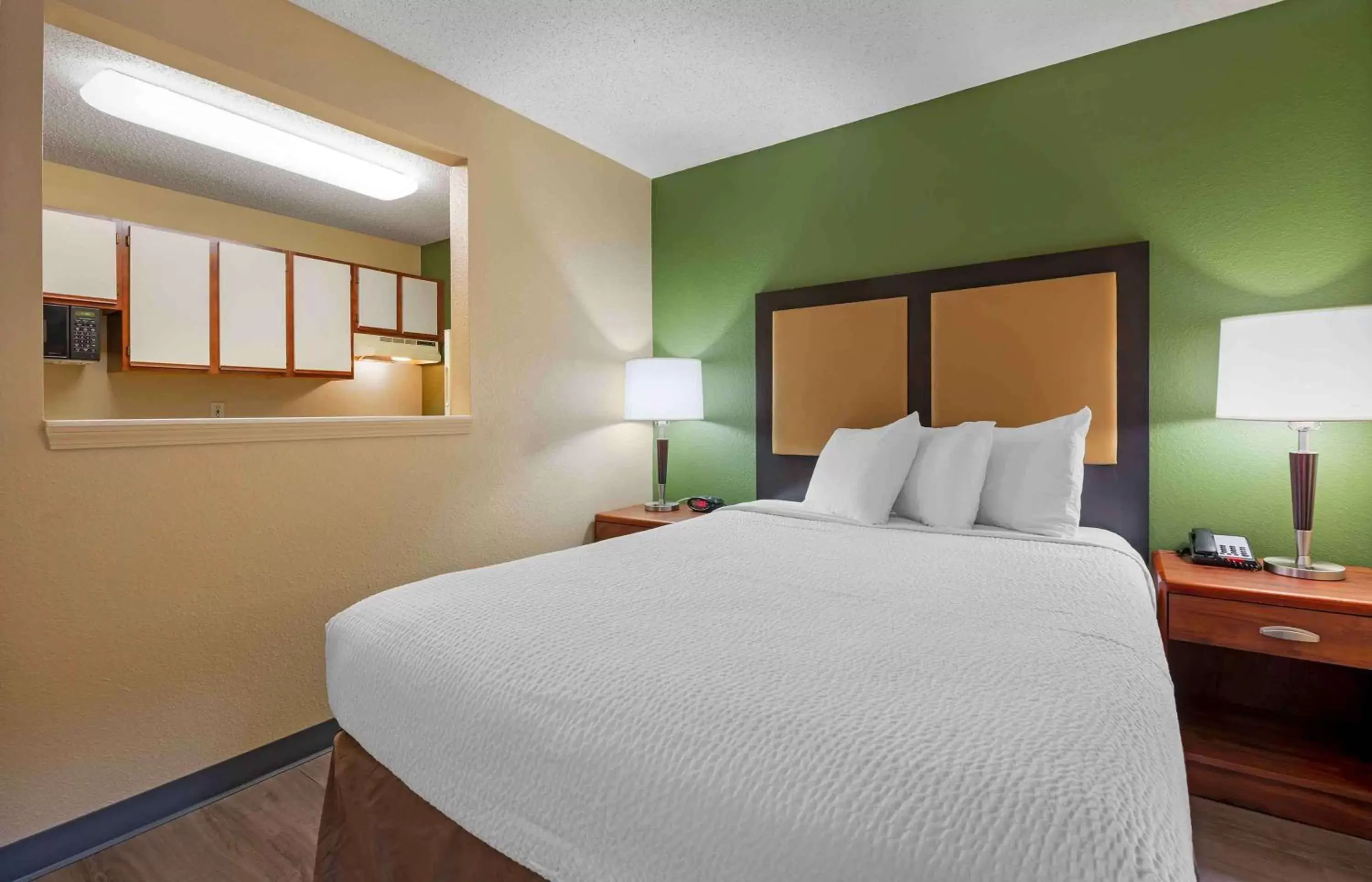 Bedroom, Bed in Extended Stay America Select Suites - South Bend - Mishawaka - South