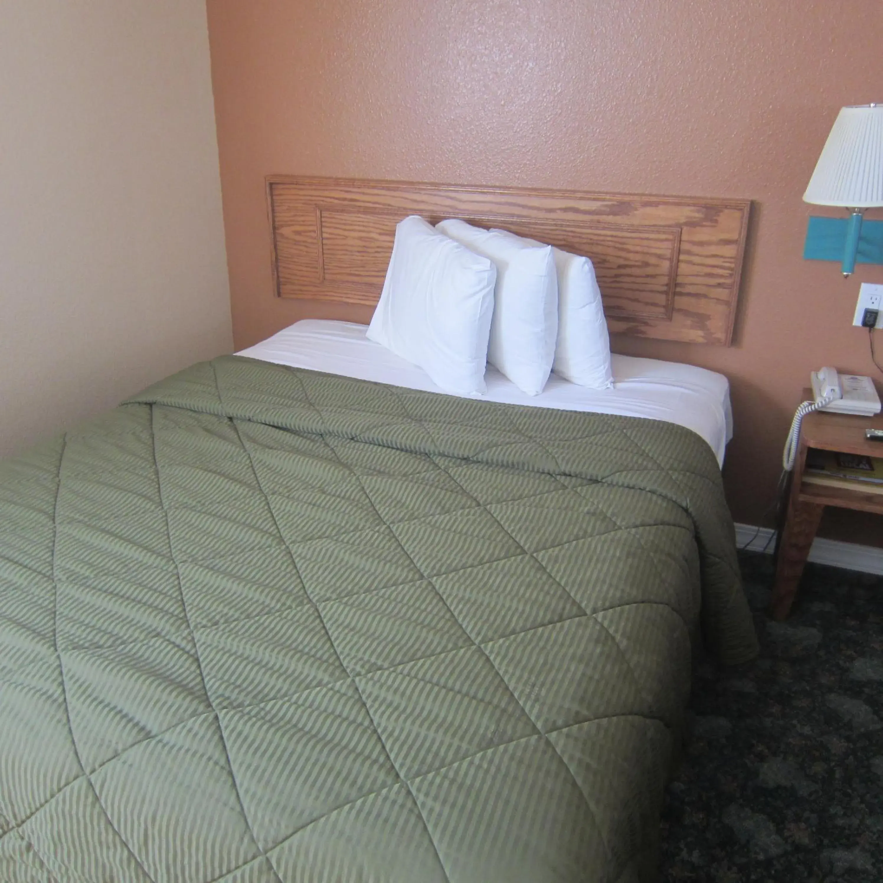 Bed in Pacific Best Inn Bed in Pacific Best Inn