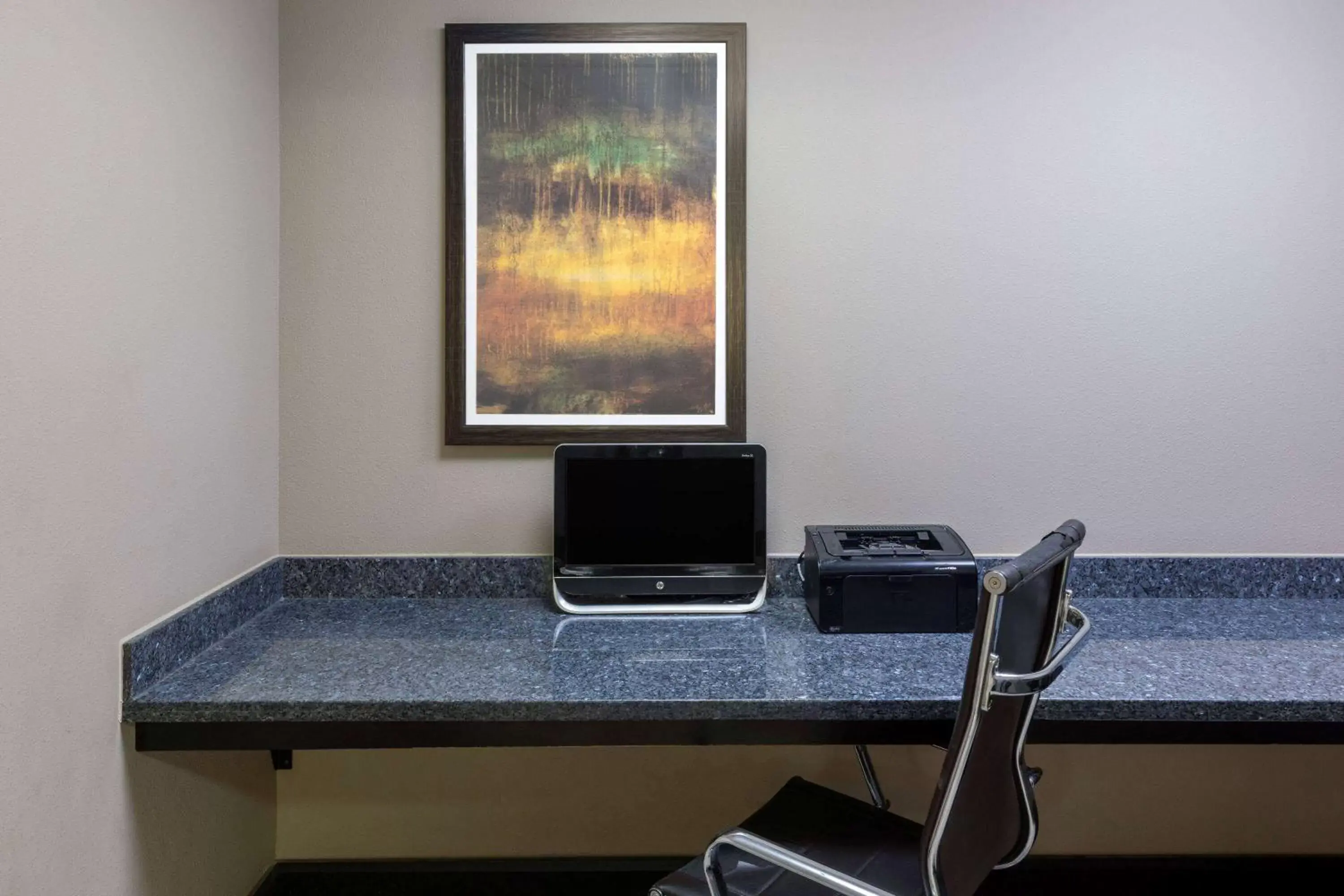 Business facilities in La Quinta Inn & Suites by Wyndham Durant
