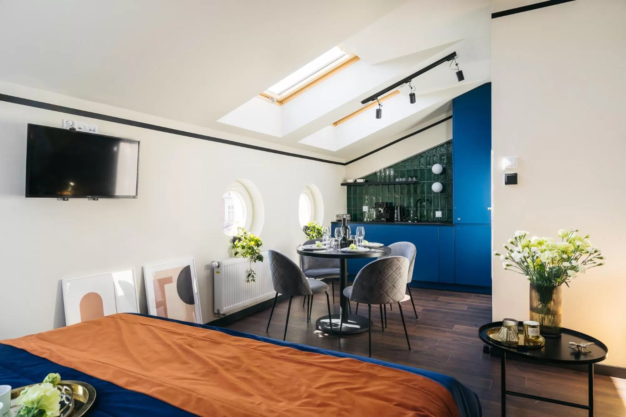 TV and multimedia, TV/Entertainment Center in Estery12 by Loft Affair