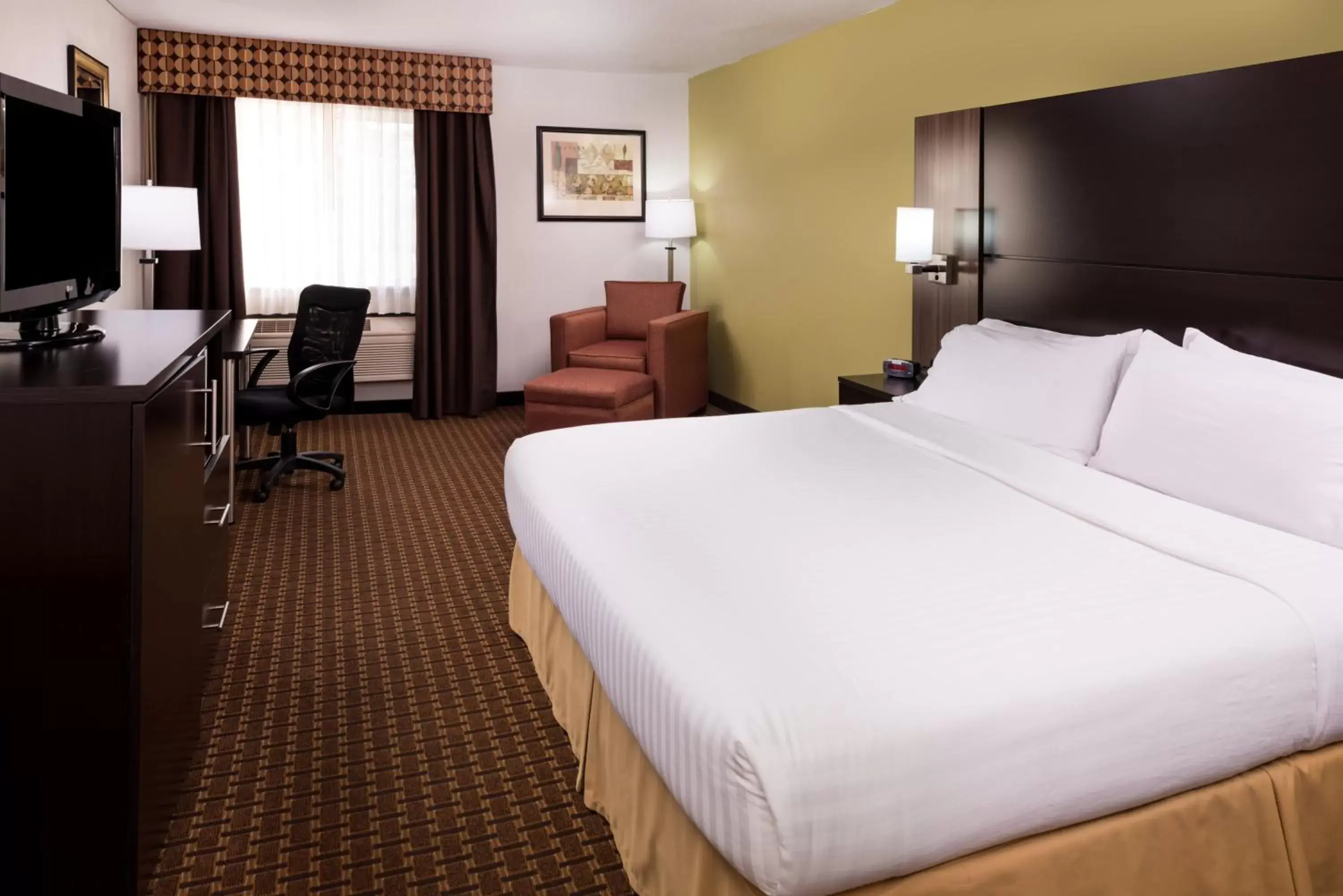 Photo of the whole room, Bed in Holiday Inn Express Hotel & Suites Bucyrus, an IHG Hotel