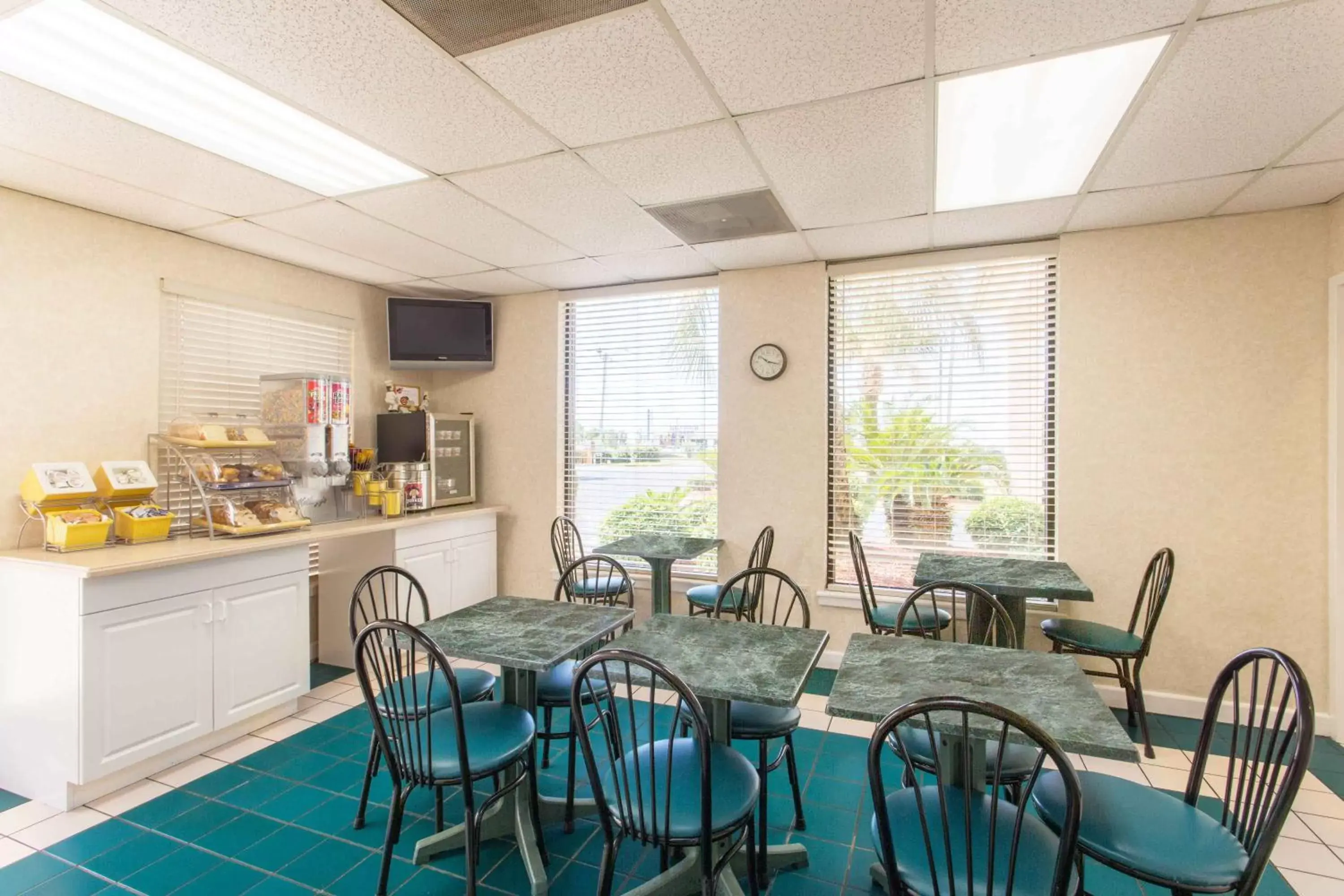 Restaurant/Places to Eat in Days Inn & Suites by Wyndham Navarre Conference Center