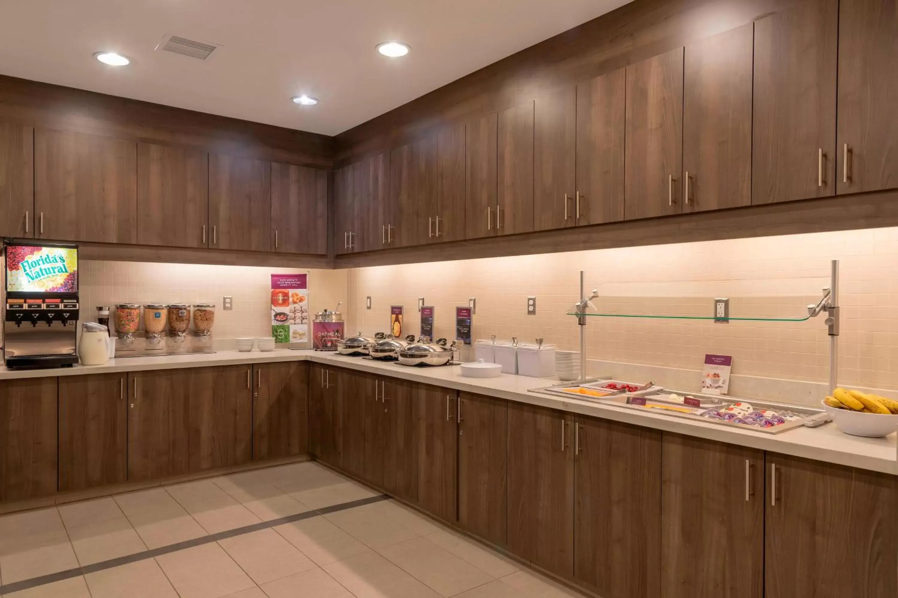 Breakfast, Kitchen/Kitchenette in Residence Inn by Marriott Akron South/Green