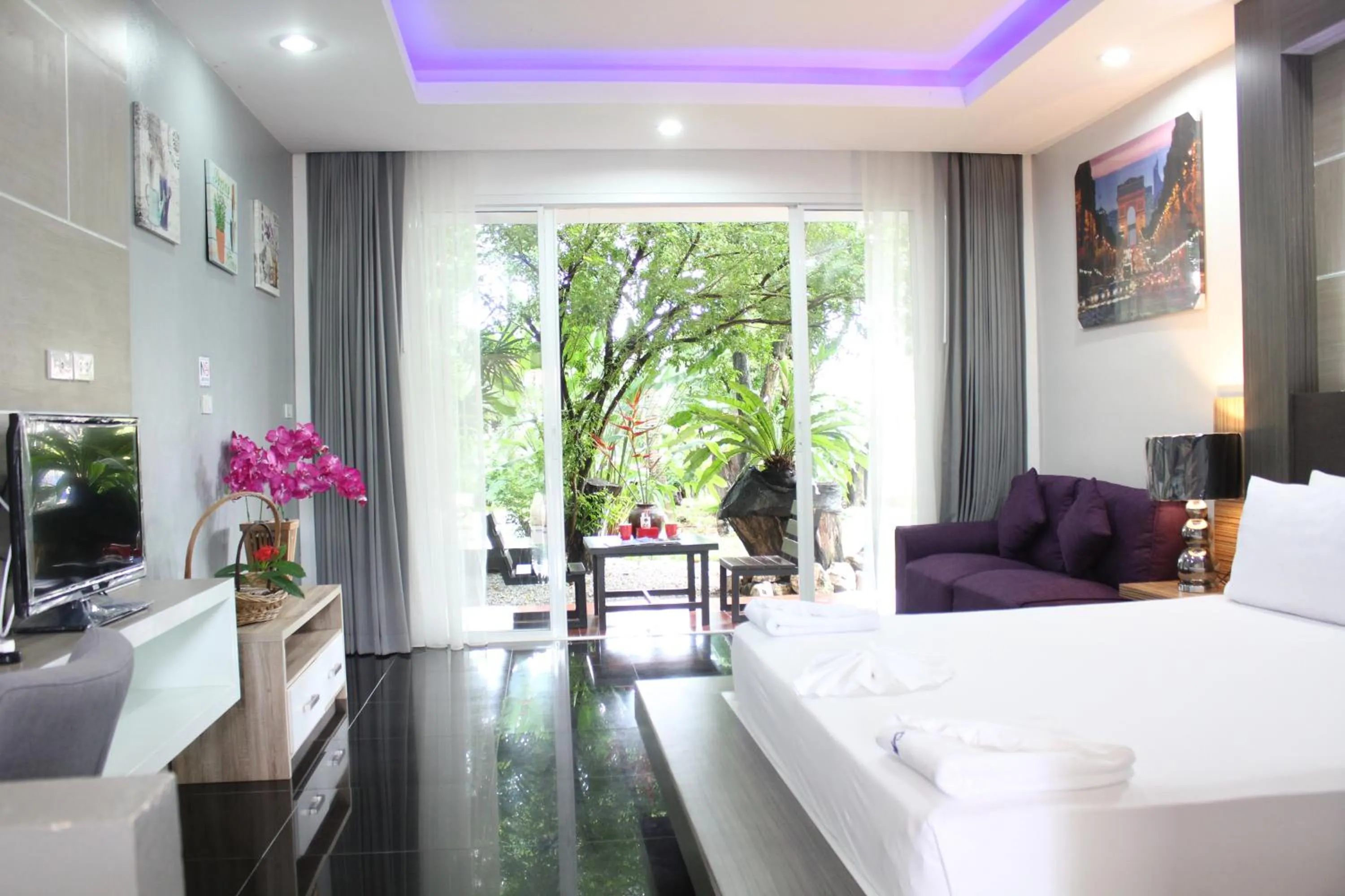 Property building, Bed in Eat n Sleep