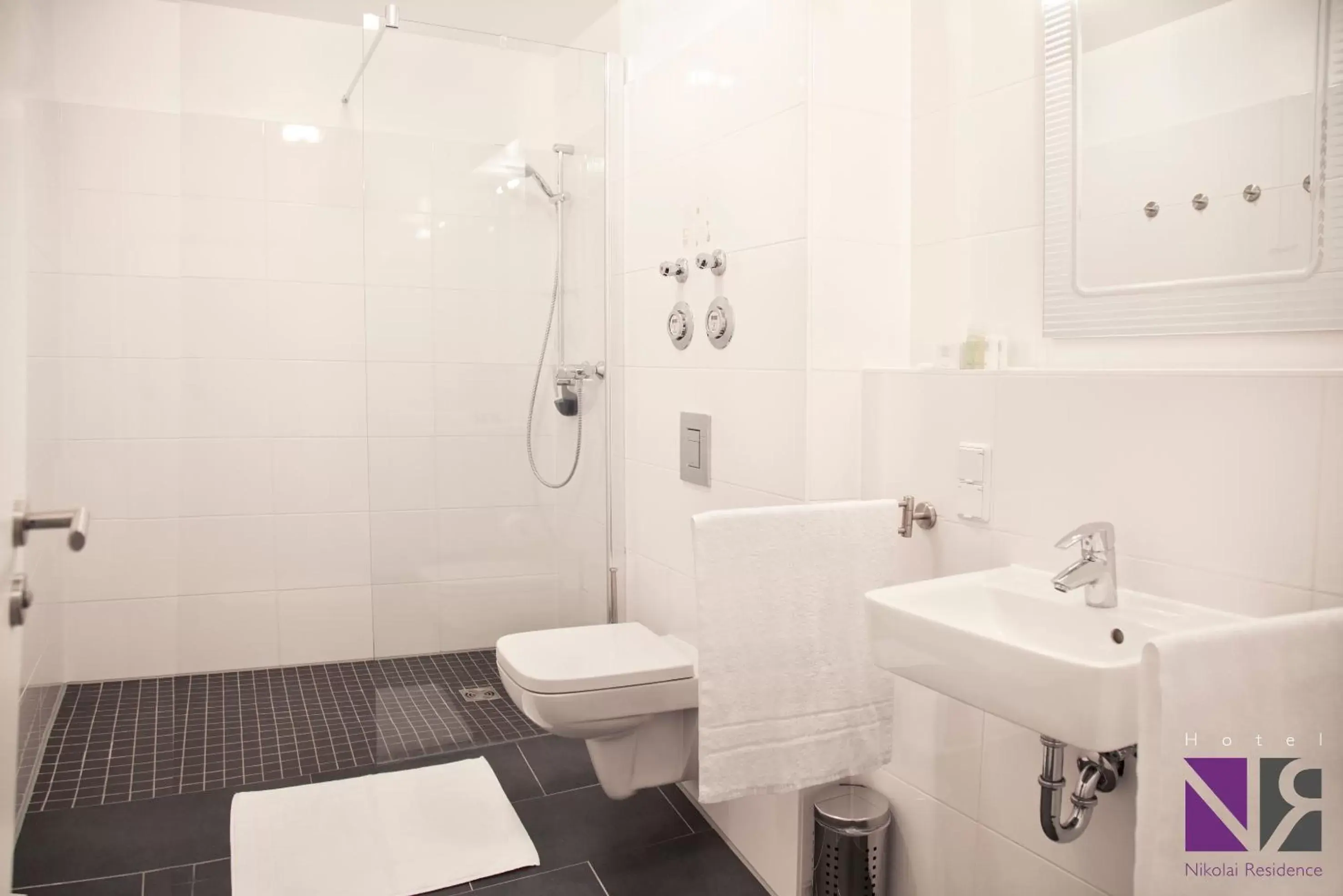 Shower, Bathroom in Hotel Nikolai Residence