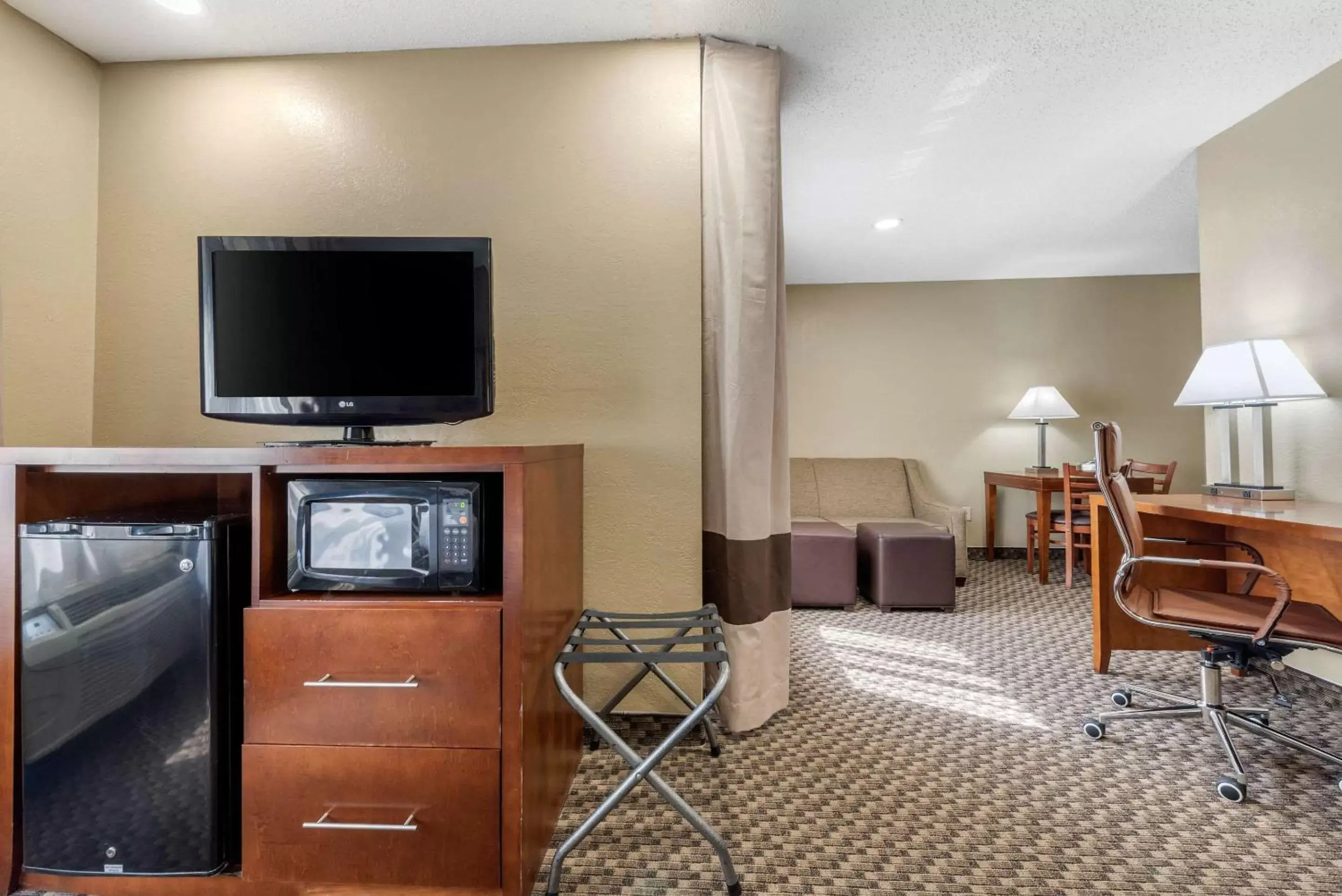 Photo of the whole room, TV/Entertainment Center in Comfort Inn South