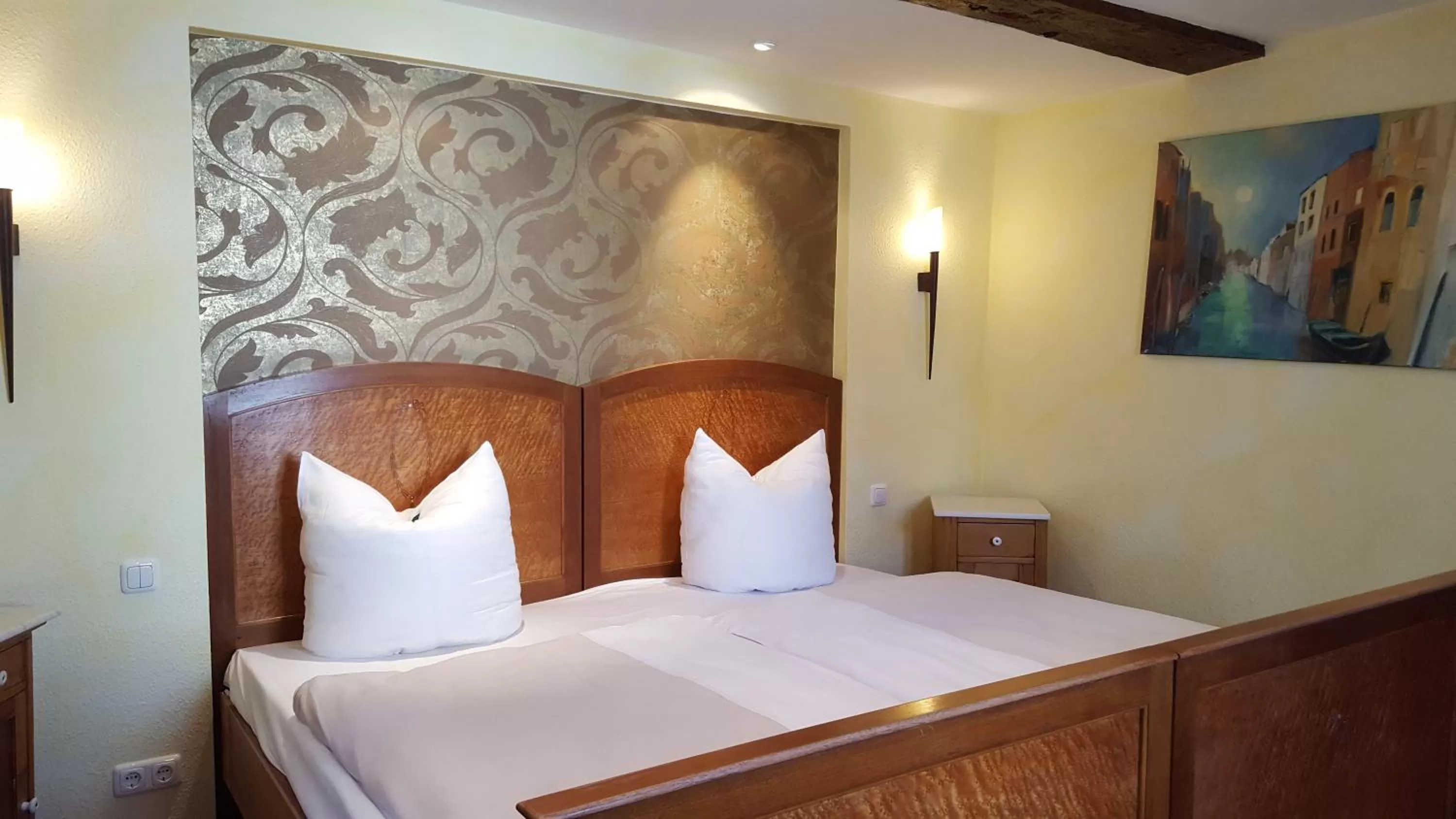 Other, Bed in Fachwerk-Hotel Eisenbart