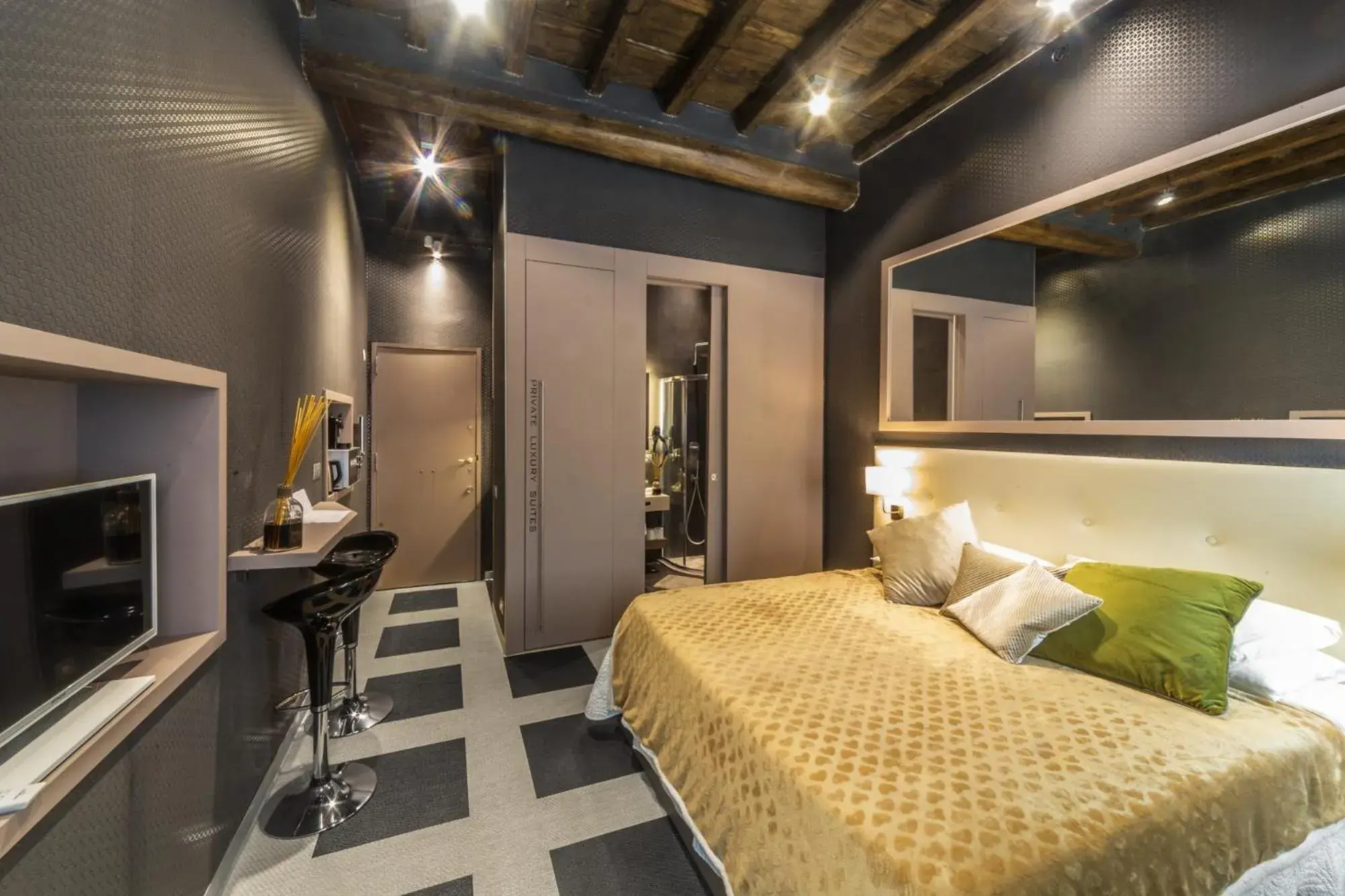 Bed in Piazza di Spagna Luxury Apartment