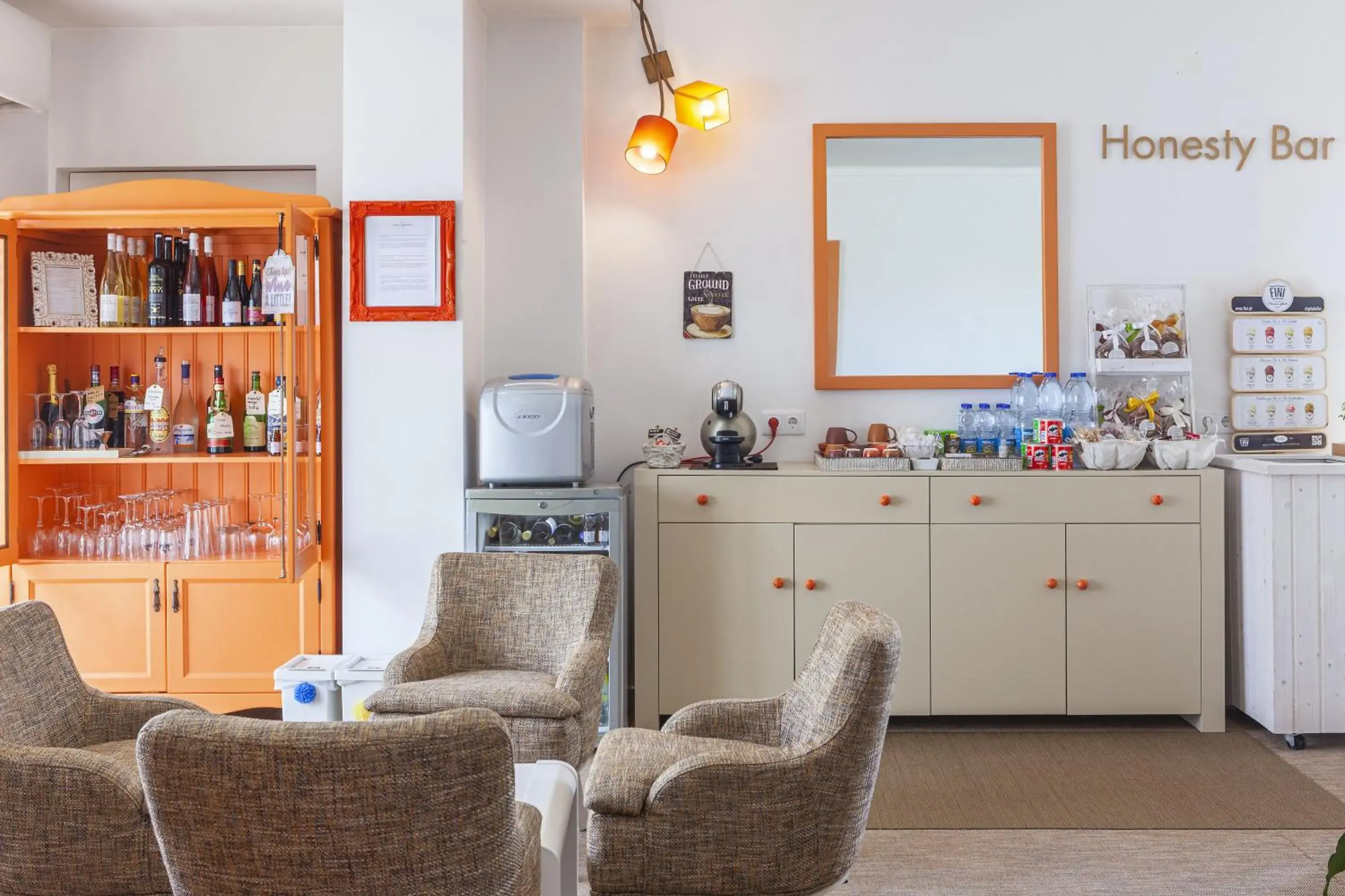 Lounge or bar, Kitchen/Kitchenette in Hotel Casa Do Outeiro