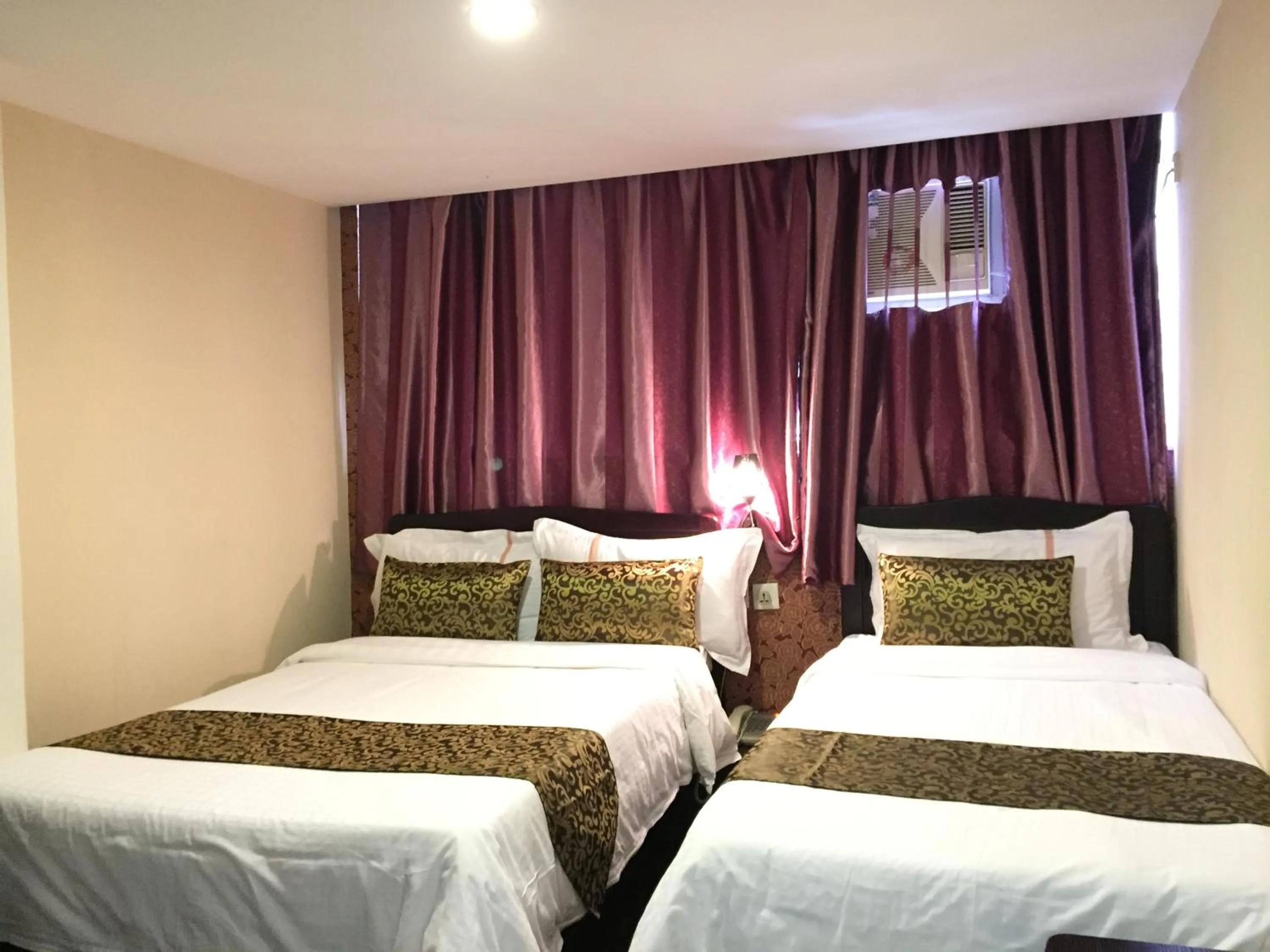 bunk bed, Bed in California Hotel